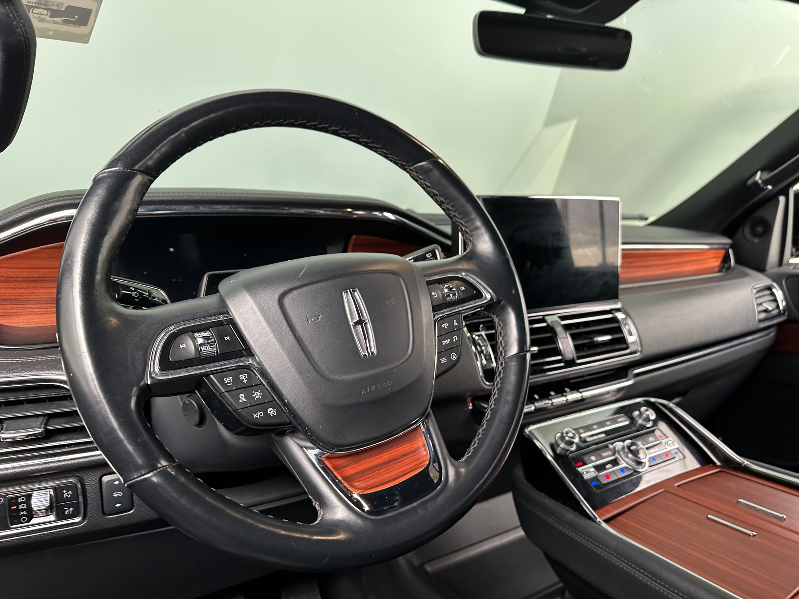 Thumbnail: 2024 Lincoln Navigator L - 4