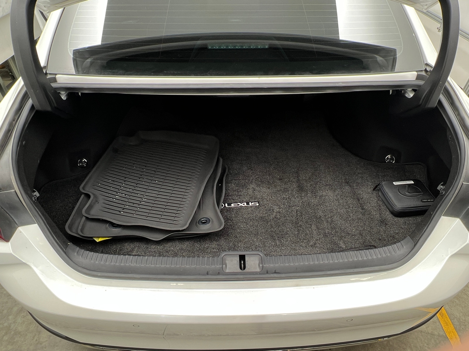 Thumbnail: 2022 Lexus ES - 6