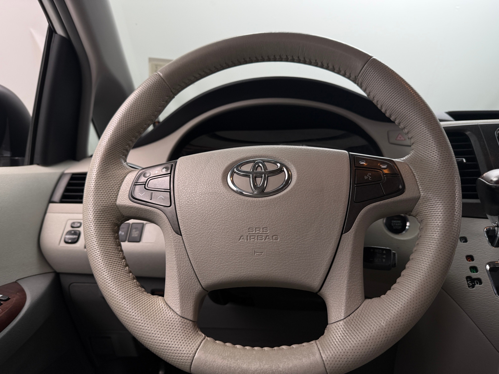 Thumbnail: 2014 Toyota Sienna - 4