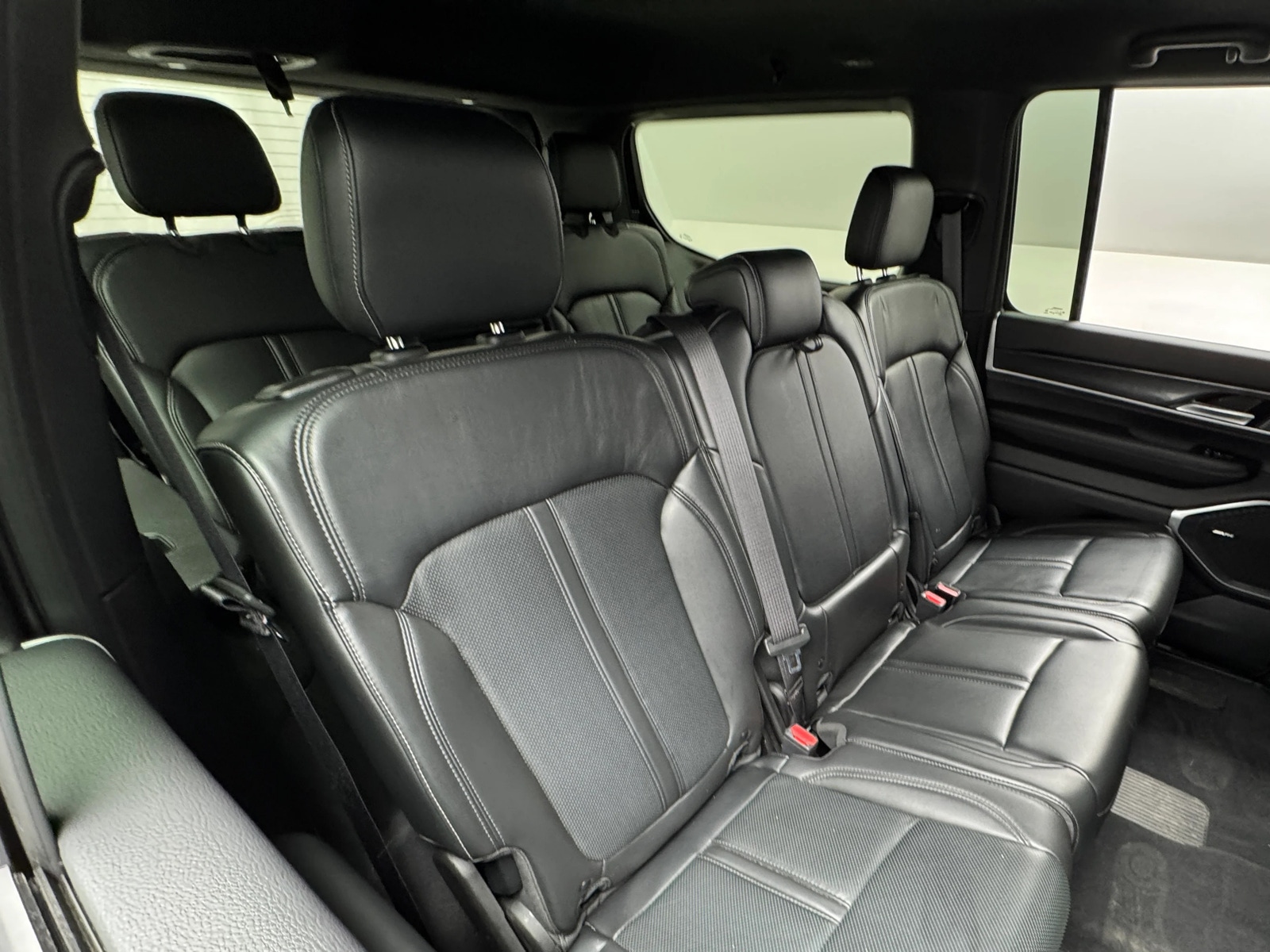 Thumbnail: 2022 Jeep Wagoneer - 5