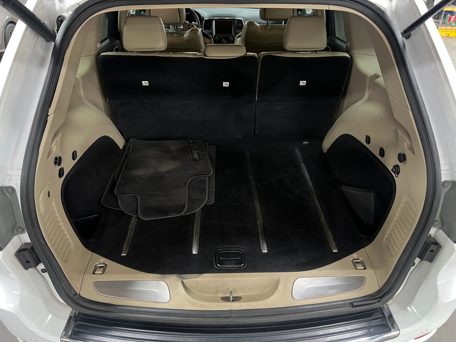 Thumbnail: 2017 Jeep Grand Cherokee - 6