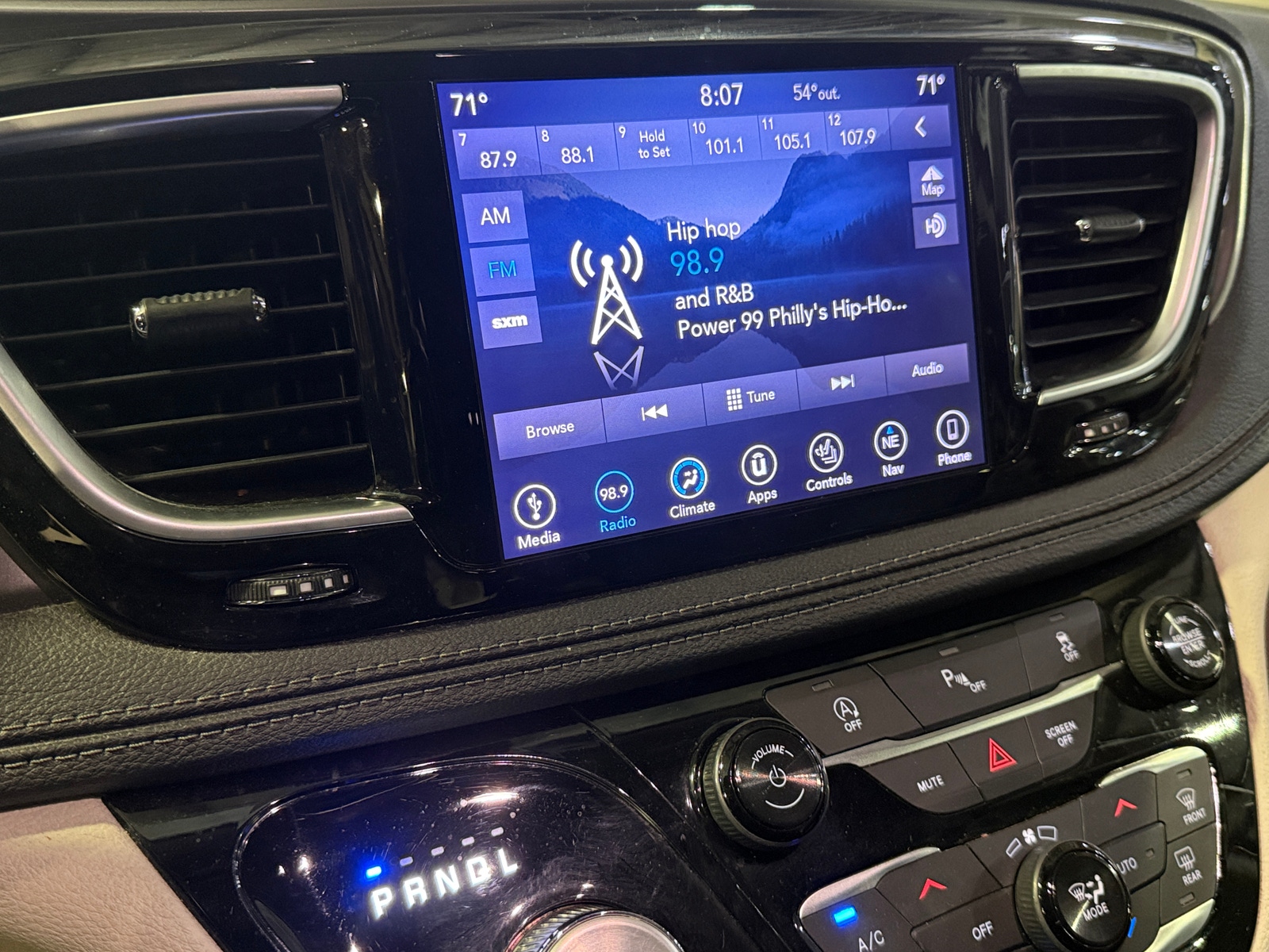 Thumbnail: 2018 Chrysler Pacifica - 3