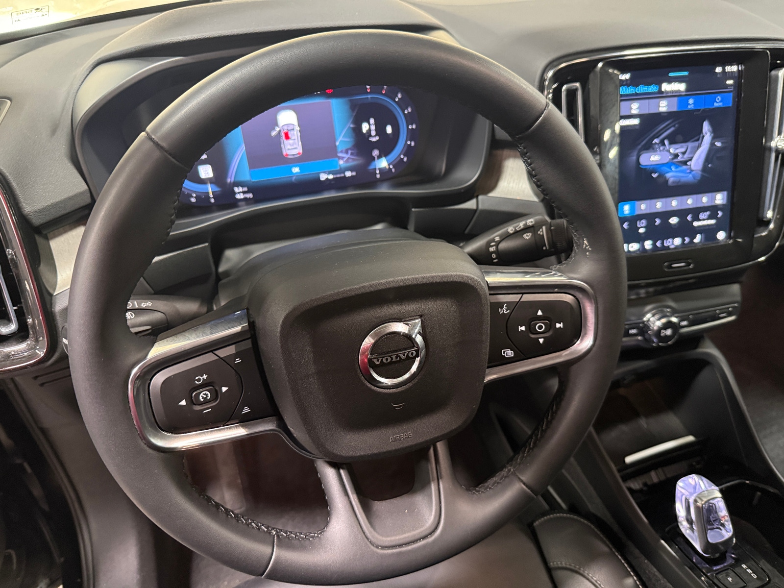 Thumbnail: 2023 Volvo XC40 - 4