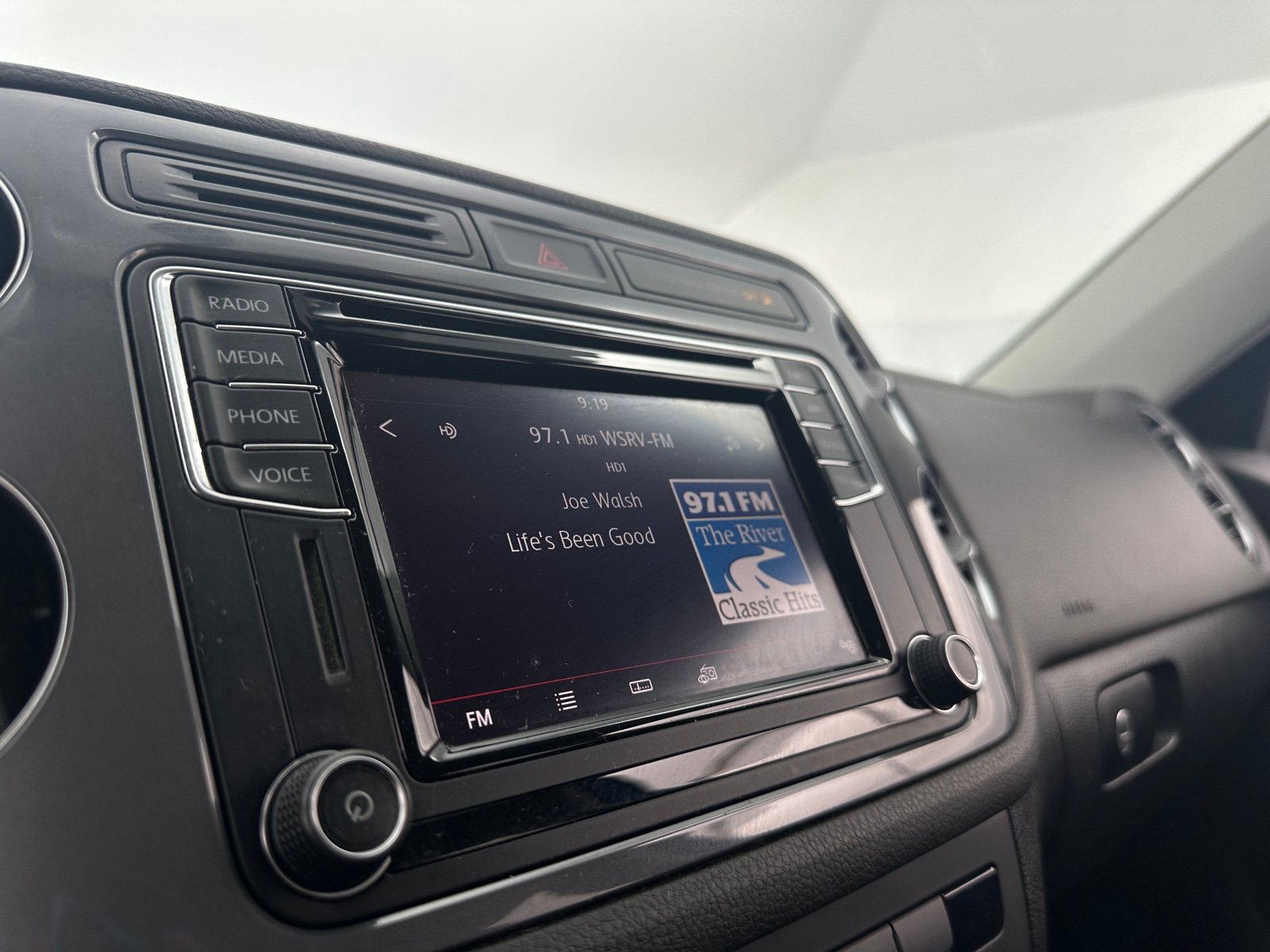 Thumbnail: 2017 Volkswagen Tiguan - 4