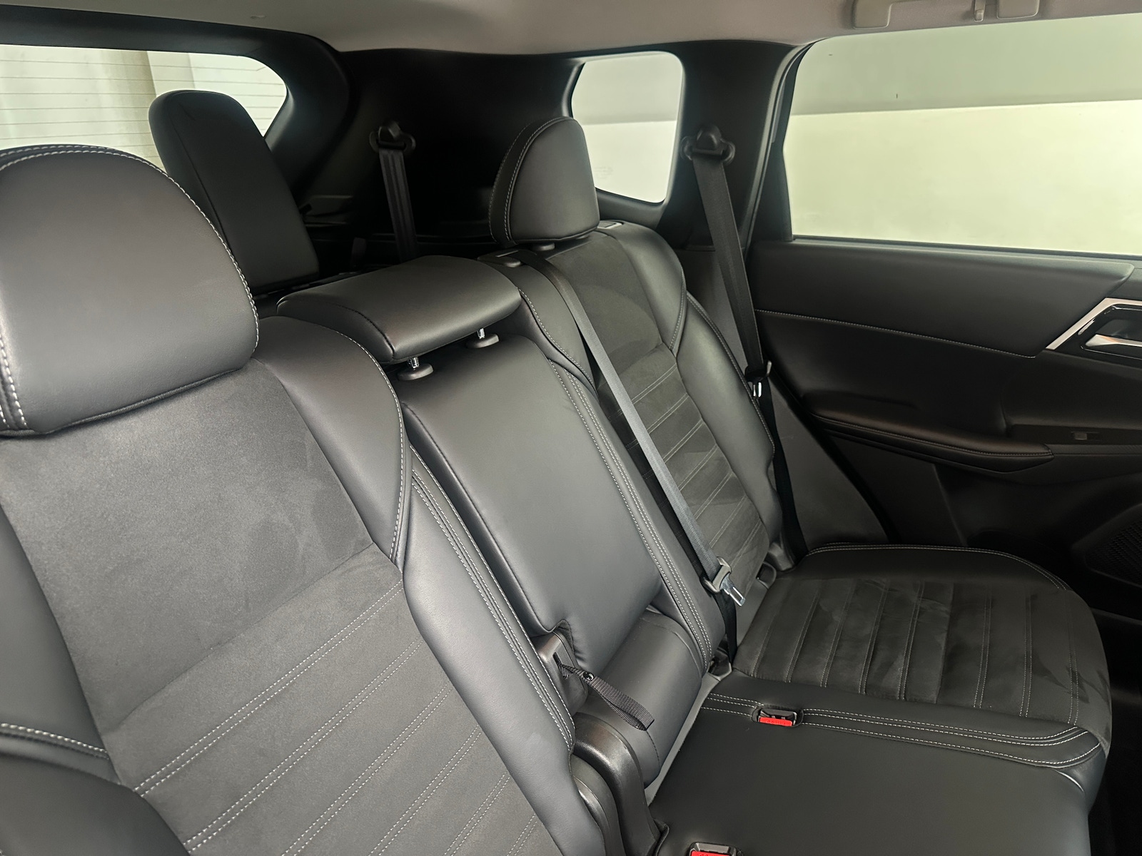 Thumbnail: 2024 Mitsubishi Outlander - 5