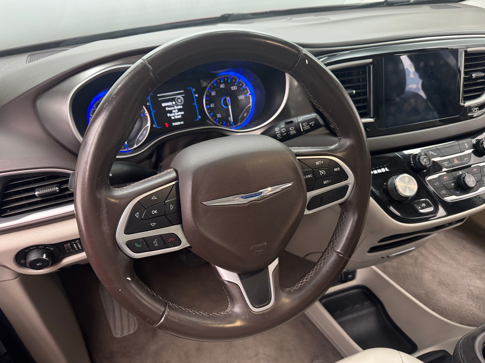 Thumbnail: 2017 Chrysler Pacifica - 4