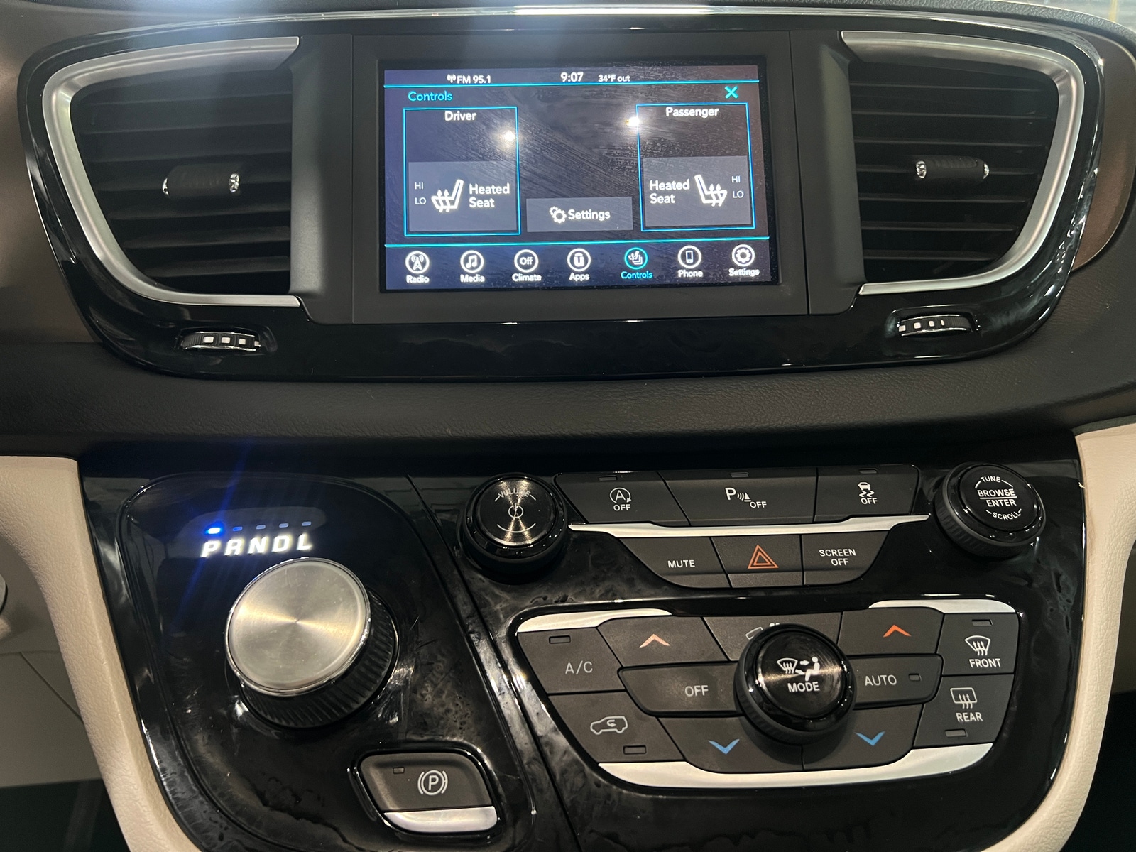 Thumbnail: 2018 Chrysler Pacifica - 3