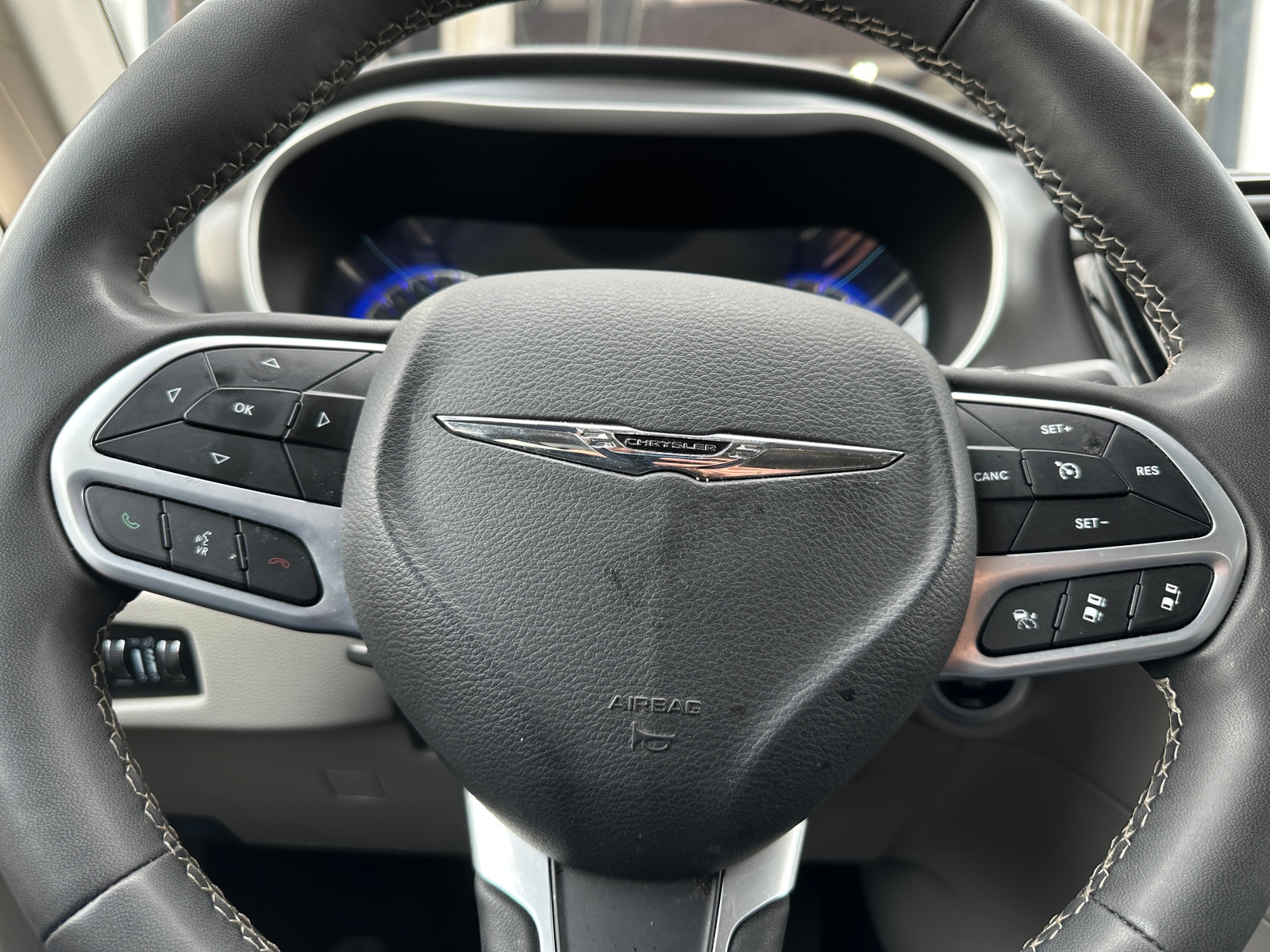 Thumbnail: 2023 Chrysler Pacifica - 4