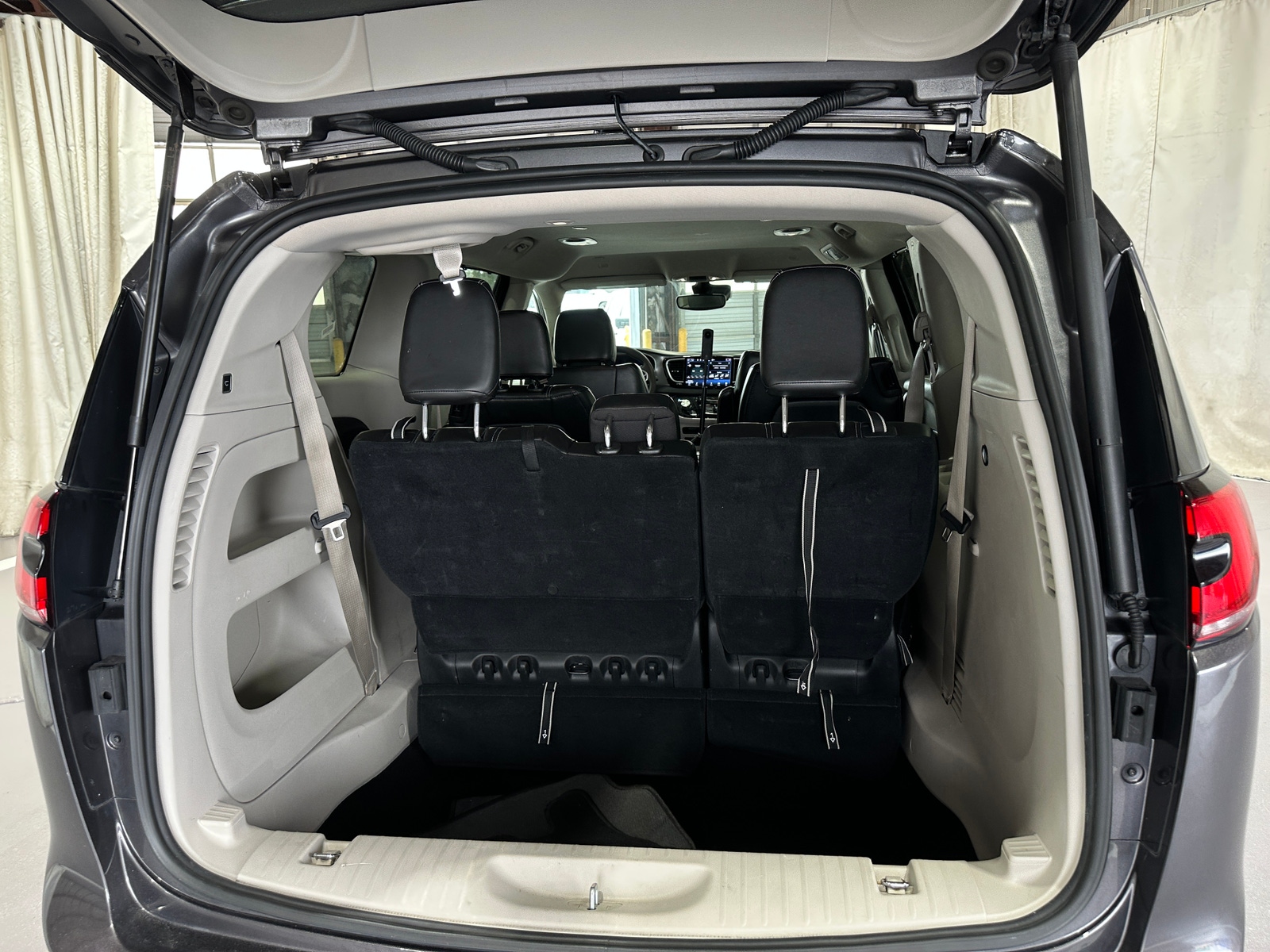 Thumbnail: 2023 Chrysler Pacifica - 6