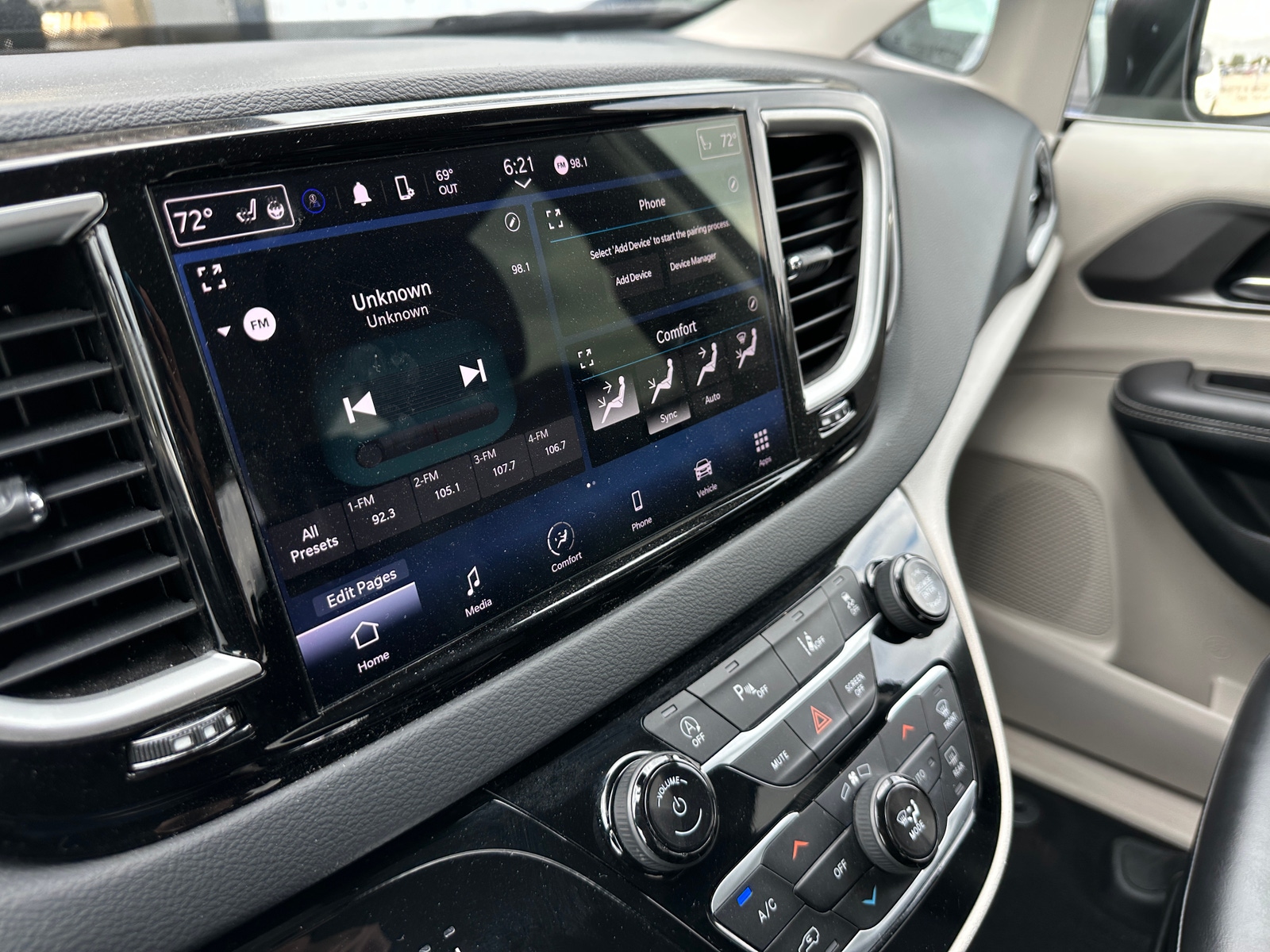 Thumbnail: 2023 Chrysler Pacifica - 3