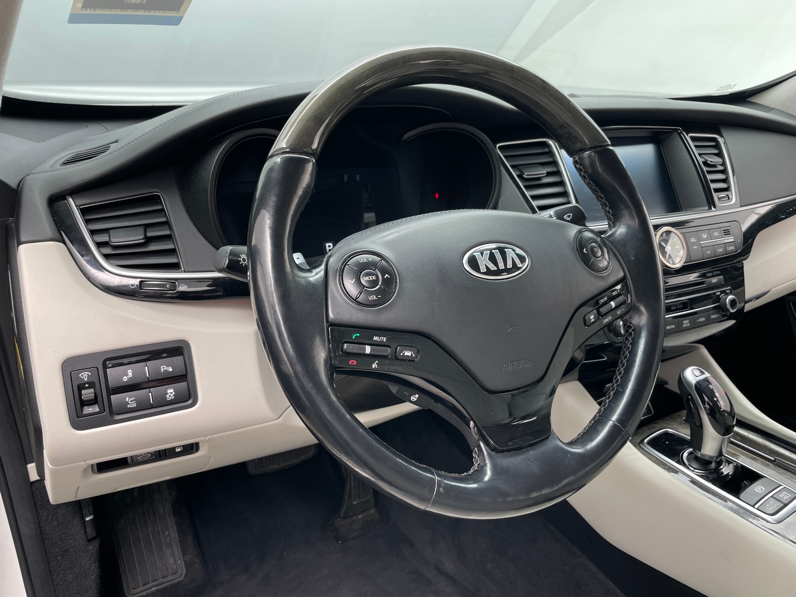 Thumbnail: 2017 Kia K900 - 4