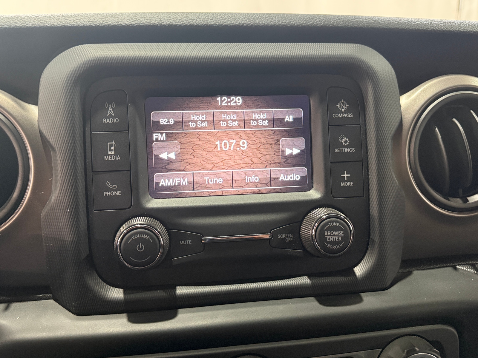 Thumbnail: 2020 Jeep Gladiator - 4