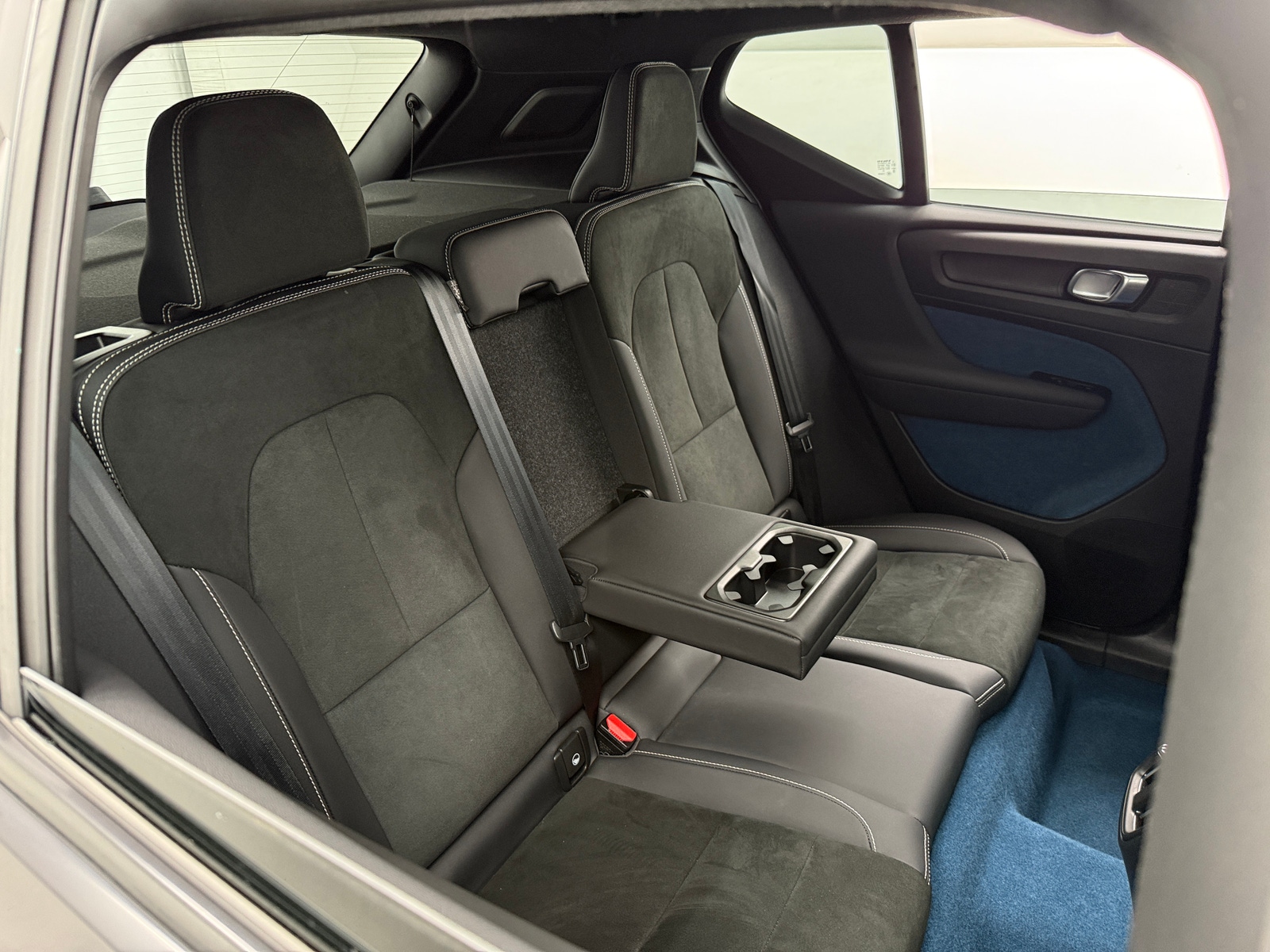 Thumbnail: 2023 Volvo XC40 - 6