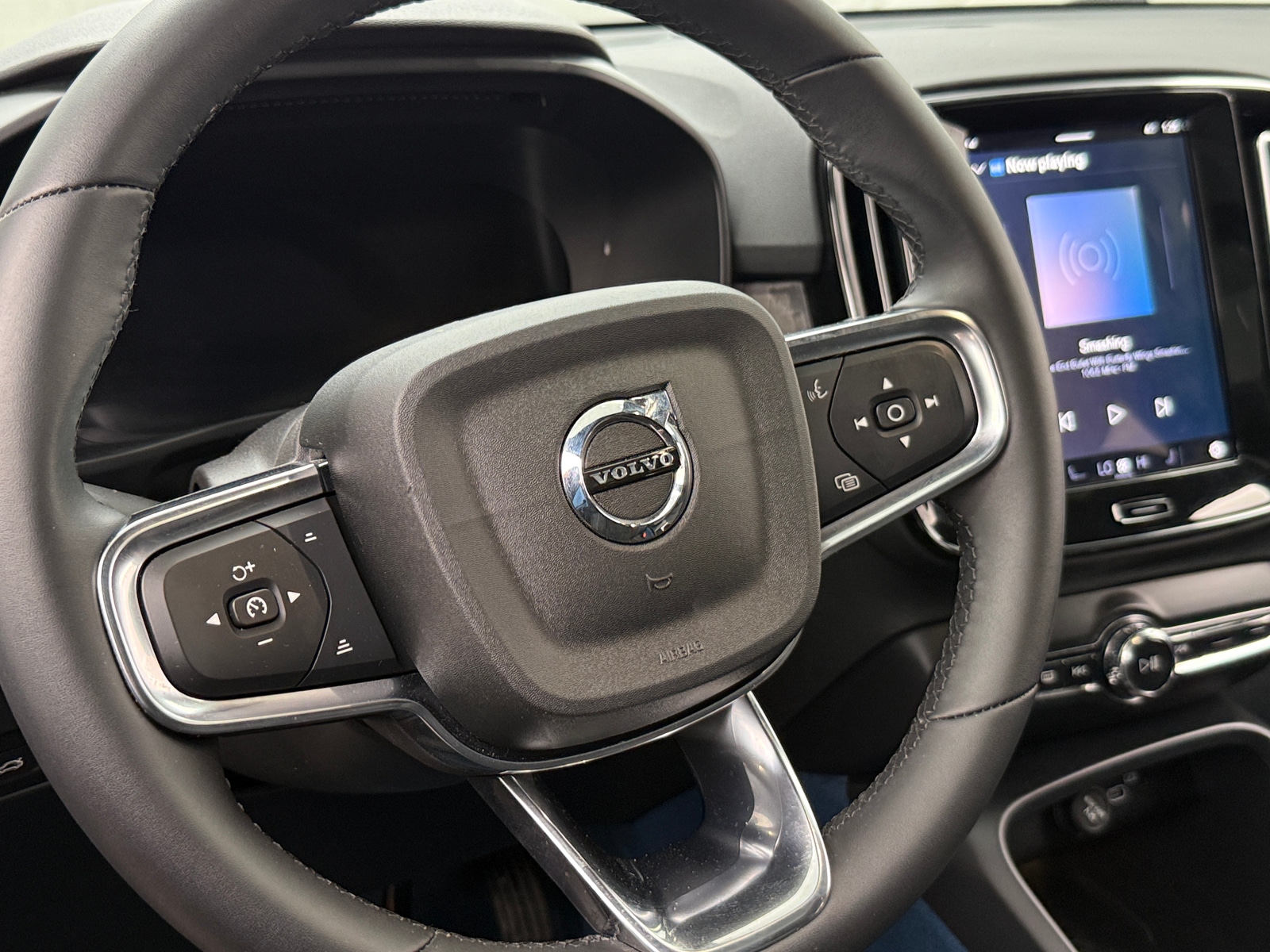 Thumbnail: 2023 Volvo XC40 - 5