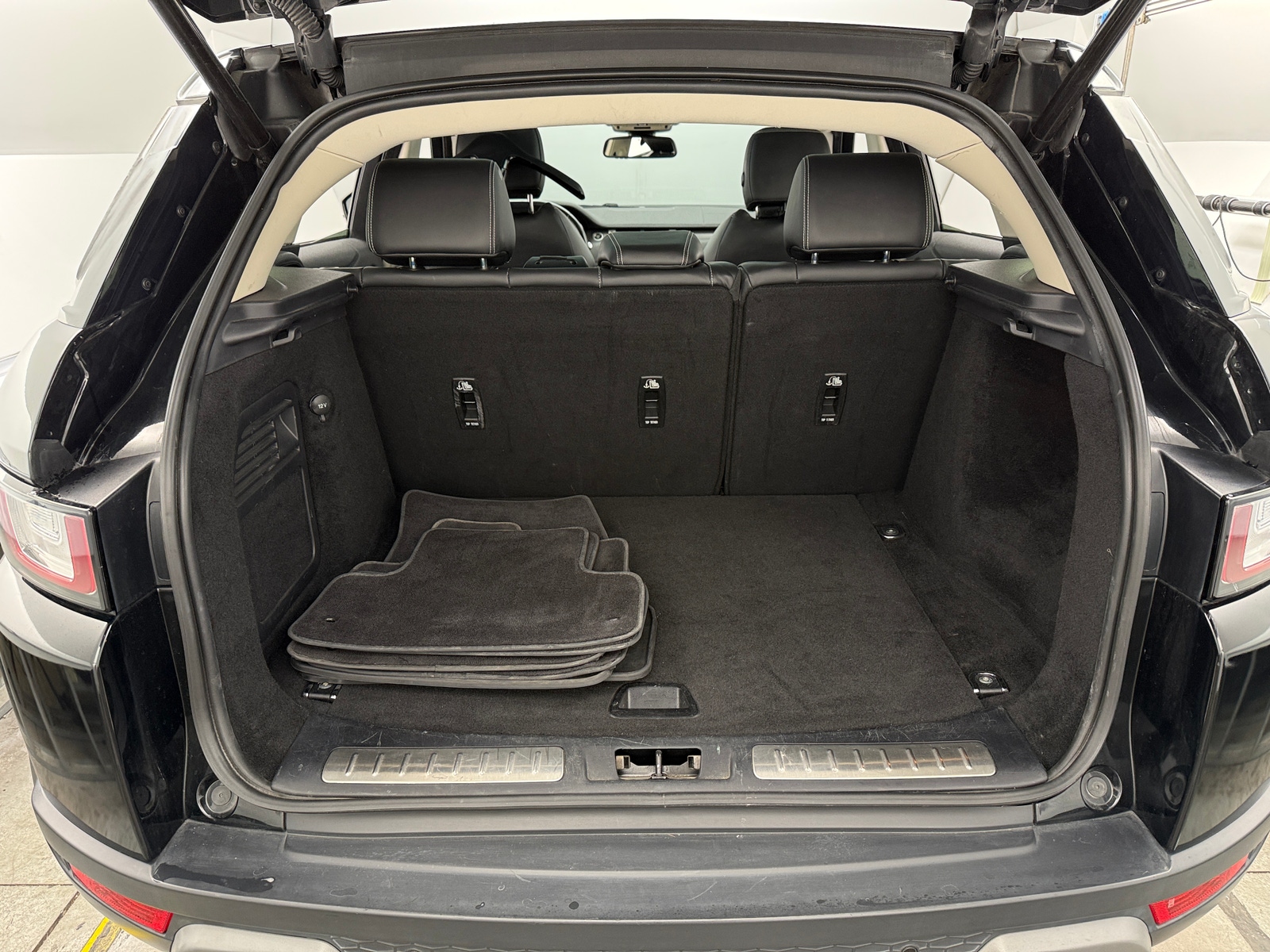 Thumbnail: 2018 Land Rover Range Rover Evoque - 6