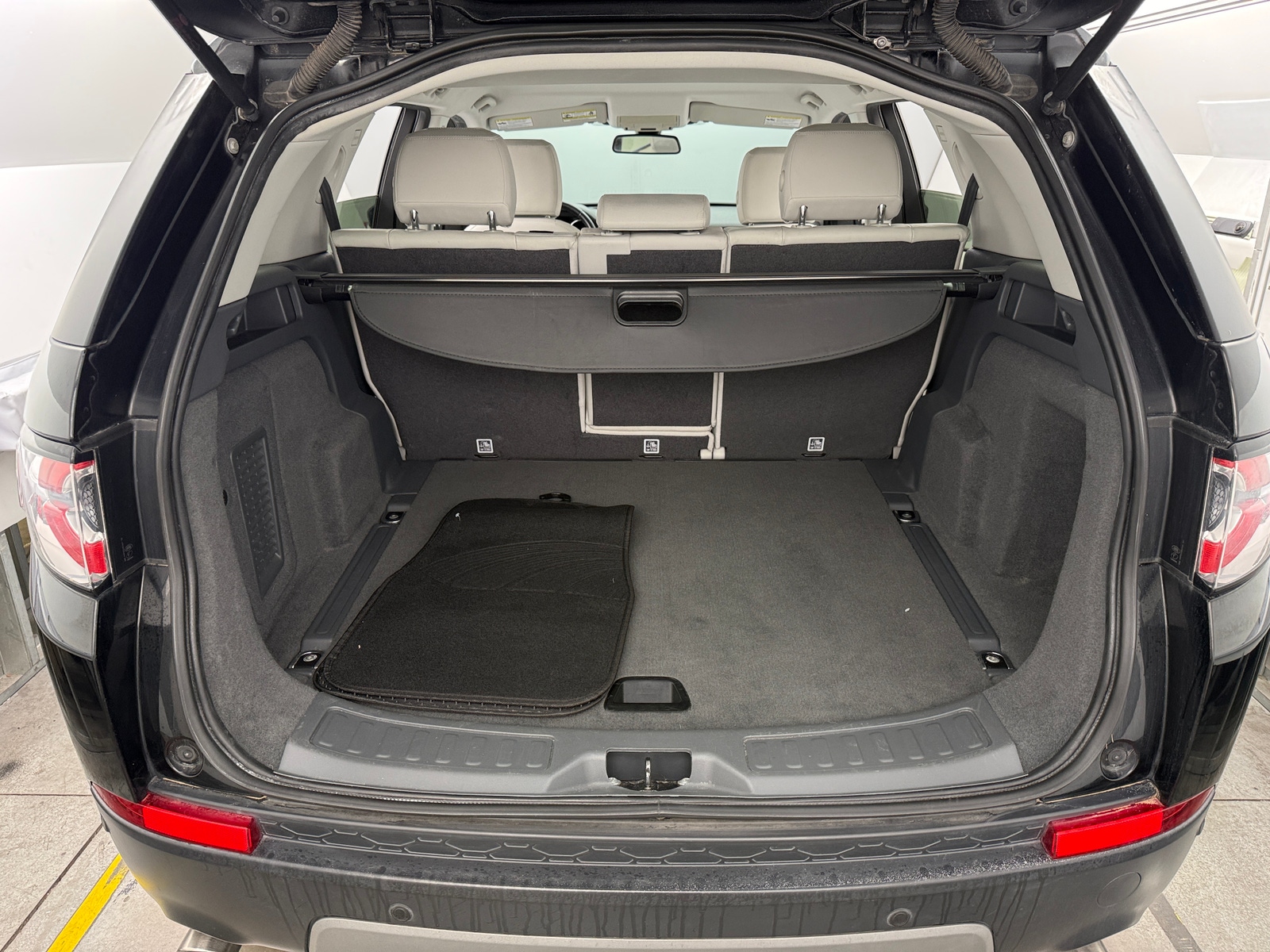 Thumbnail: 2018 Land Rover Discovery Sport - 6