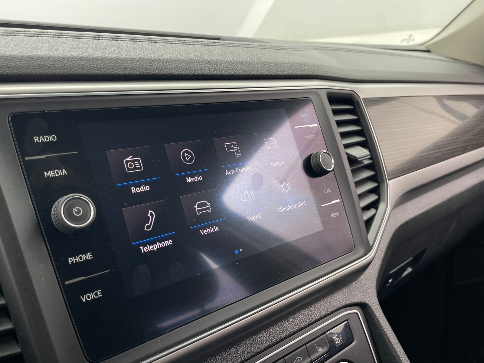 Thumbnail: 2019 Volkswagen Atlas - 3