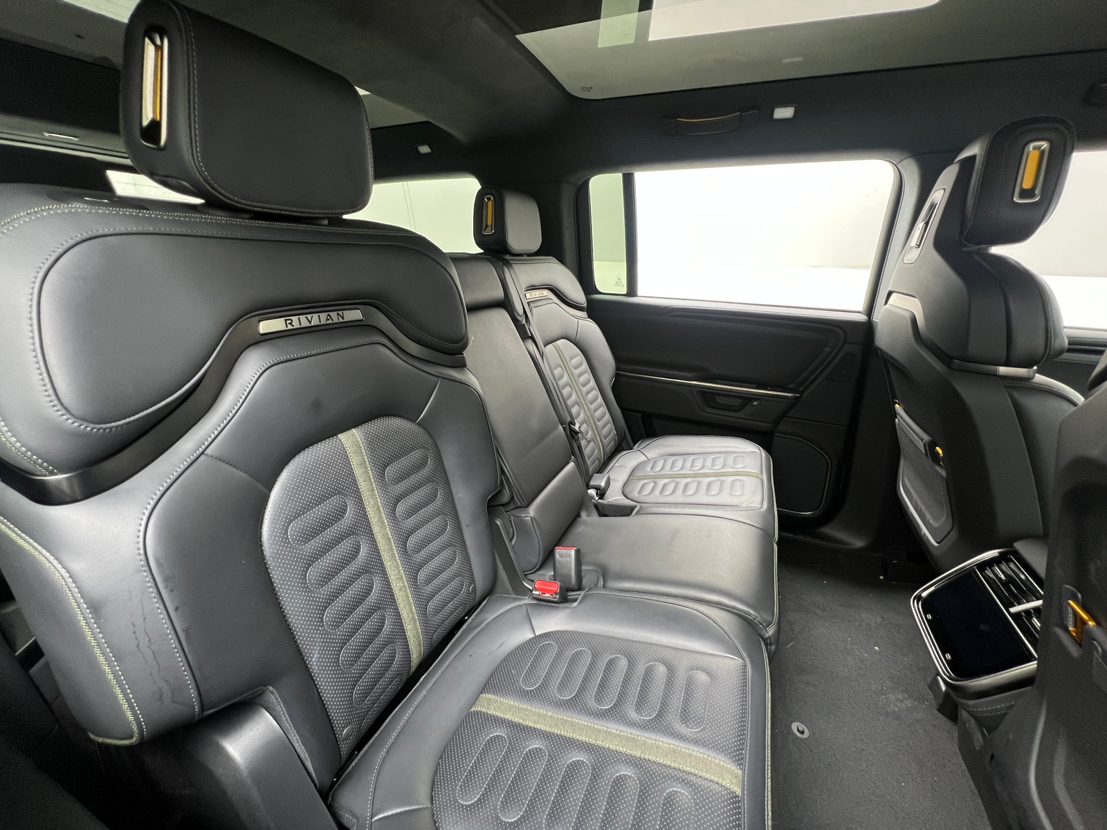 Thumbnail: 2025 Rivian R1S - 5