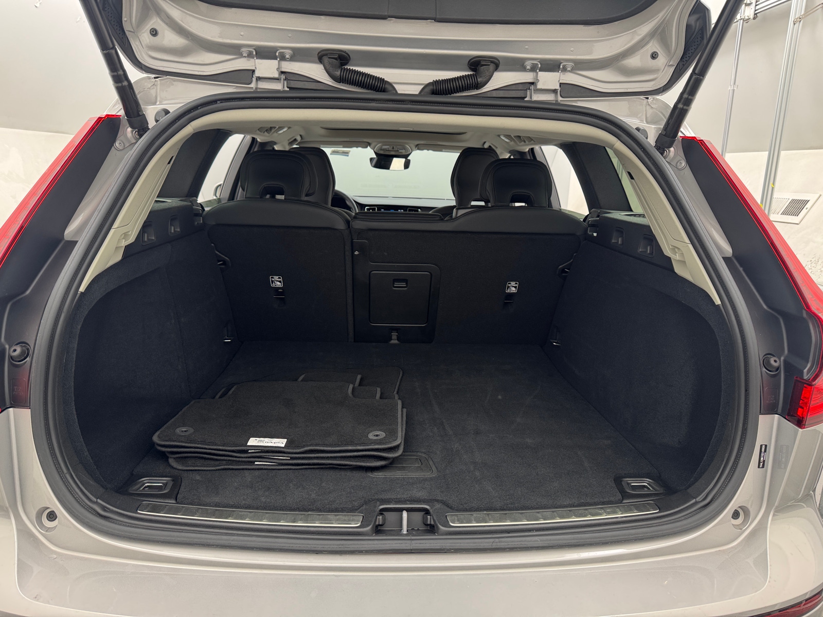 Thumbnail: 2025 Volvo V60 - 6