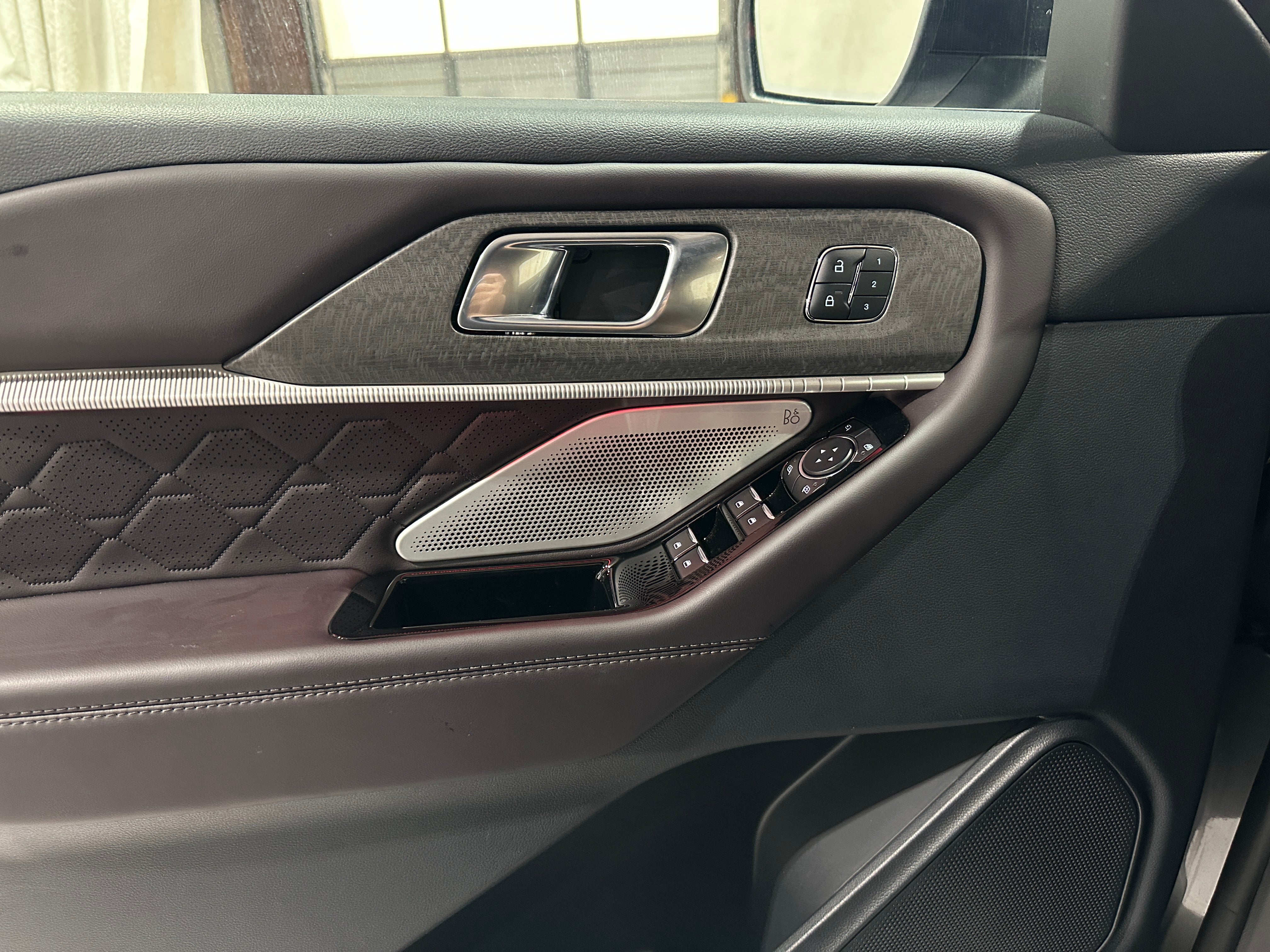 2025 Ford Explorer - Image 2