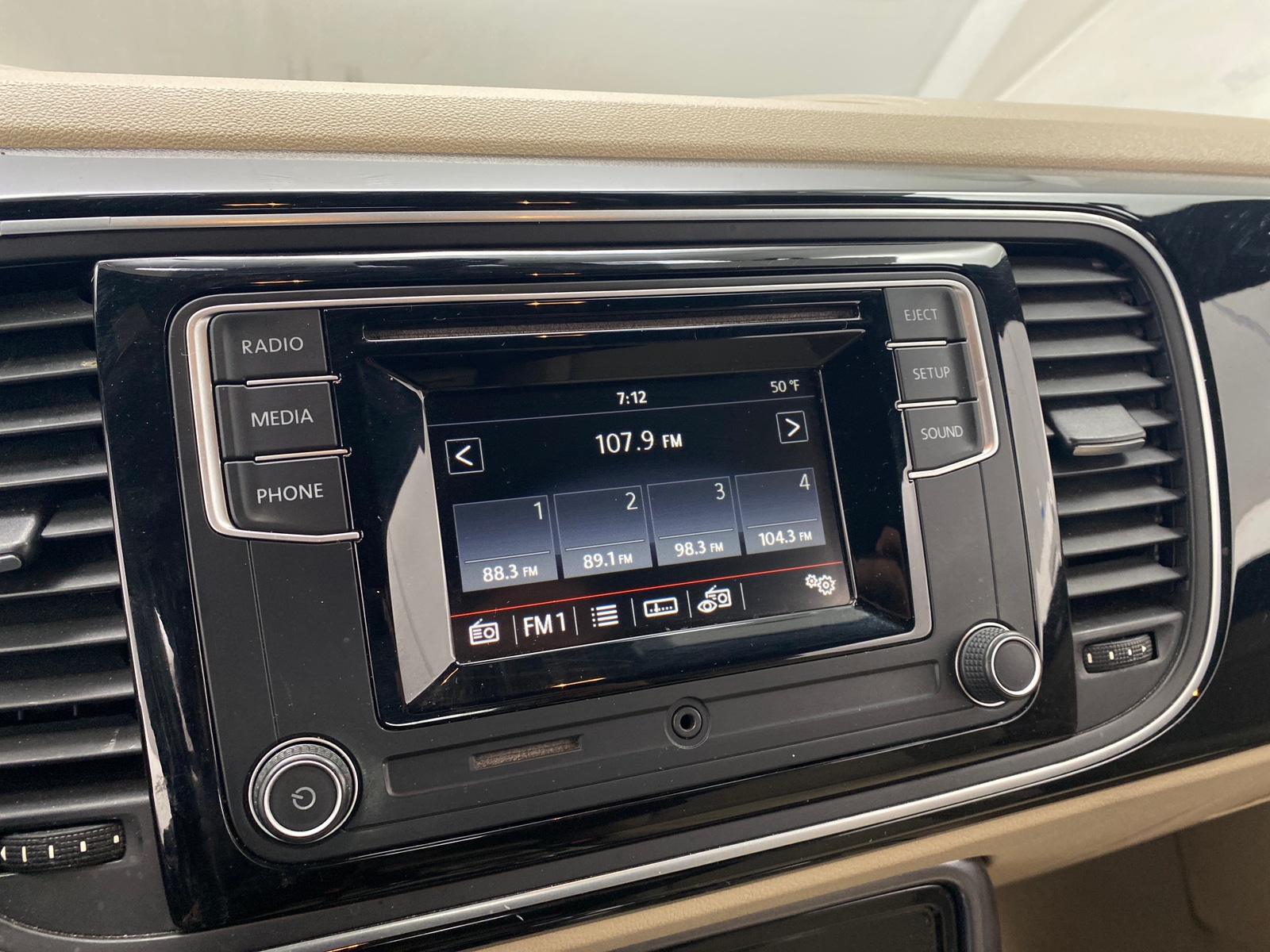 Thumbnail: 2017 Volkswagen Beetle - 4