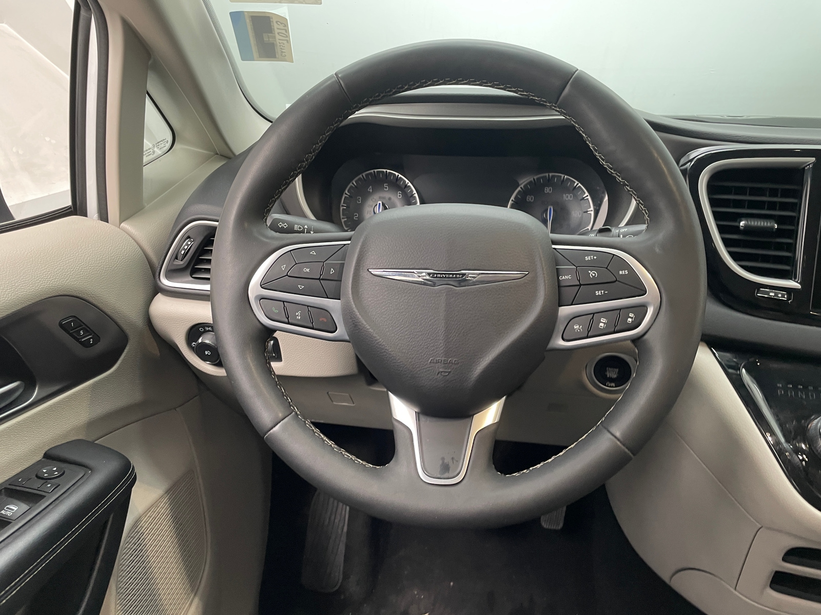 Thumbnail: 2023 Chrysler Pacifica - 4