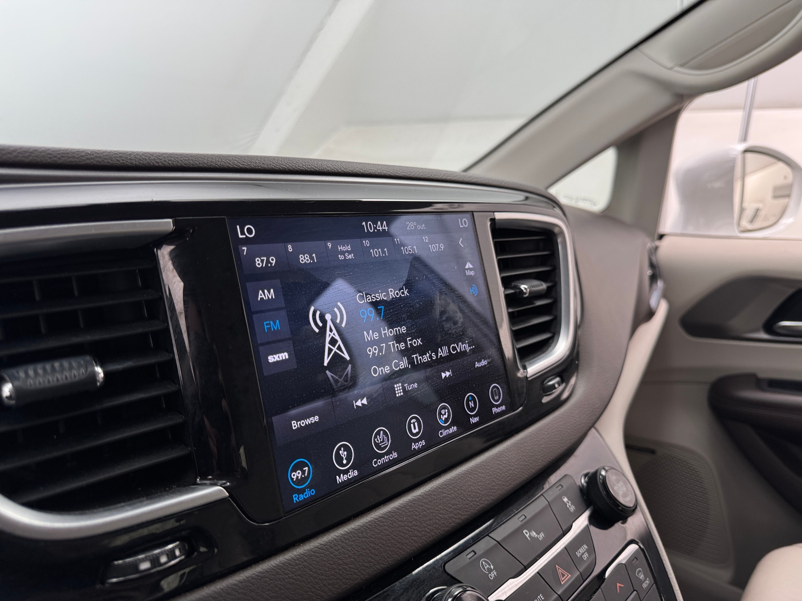 Thumbnail: 2019 Chrysler Pacifica - 3