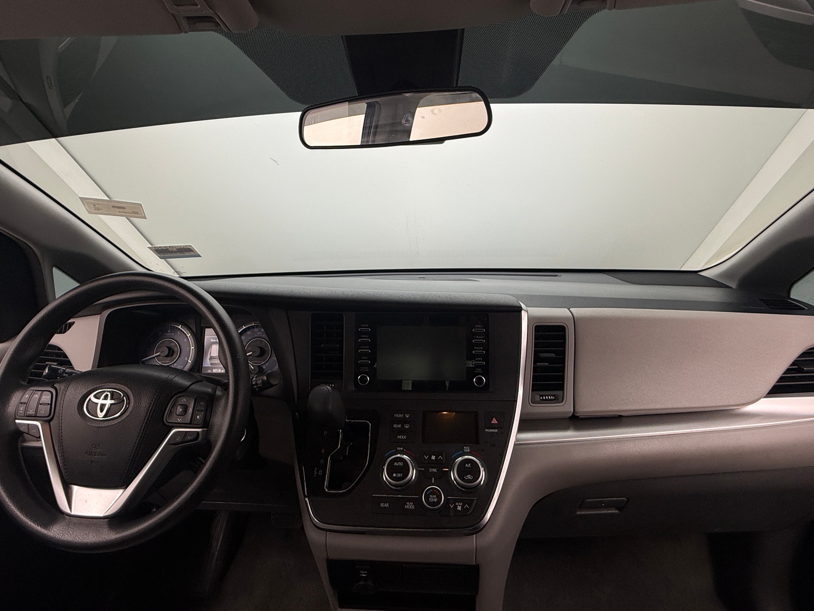 Thumbnail: 2018 Toyota Sienna - 3