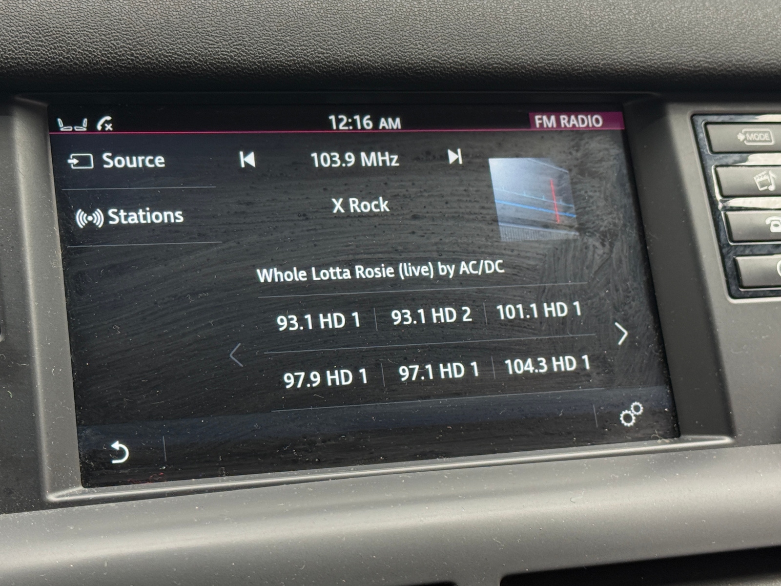 Thumbnail: 2016 Land Rover Discovery Sport - 3