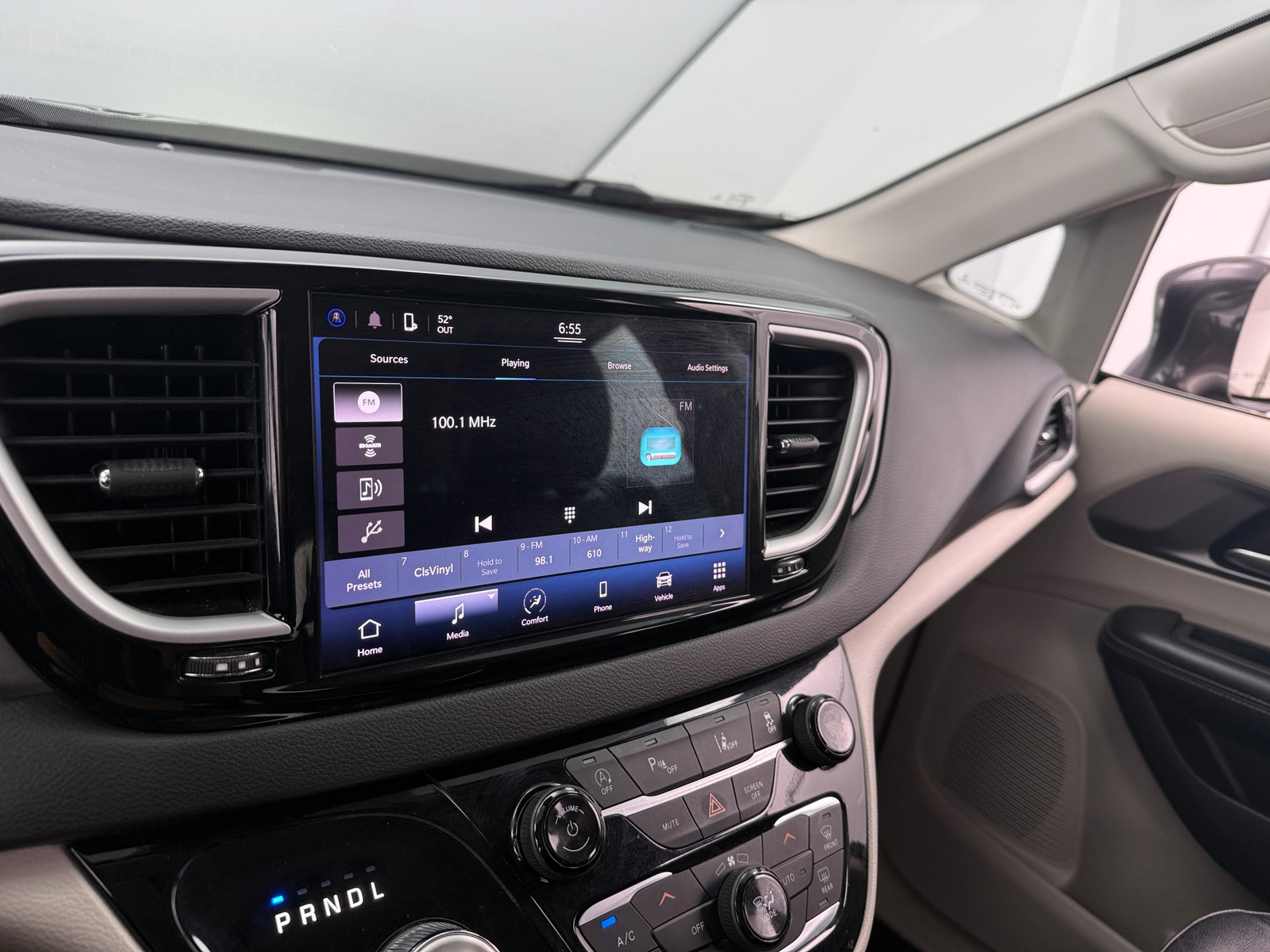 Thumbnail: 2022 Chrysler Pacifica - 3