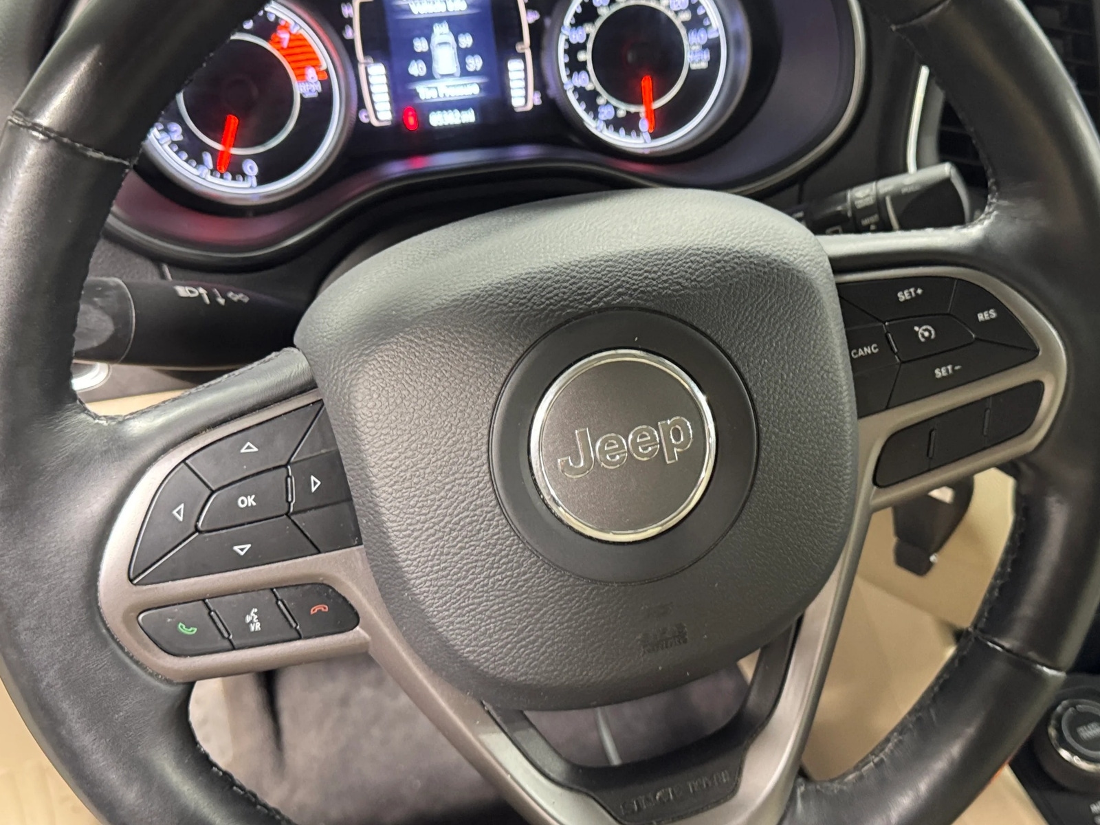 Thumbnail: 2019 Jeep Cherokee - 5