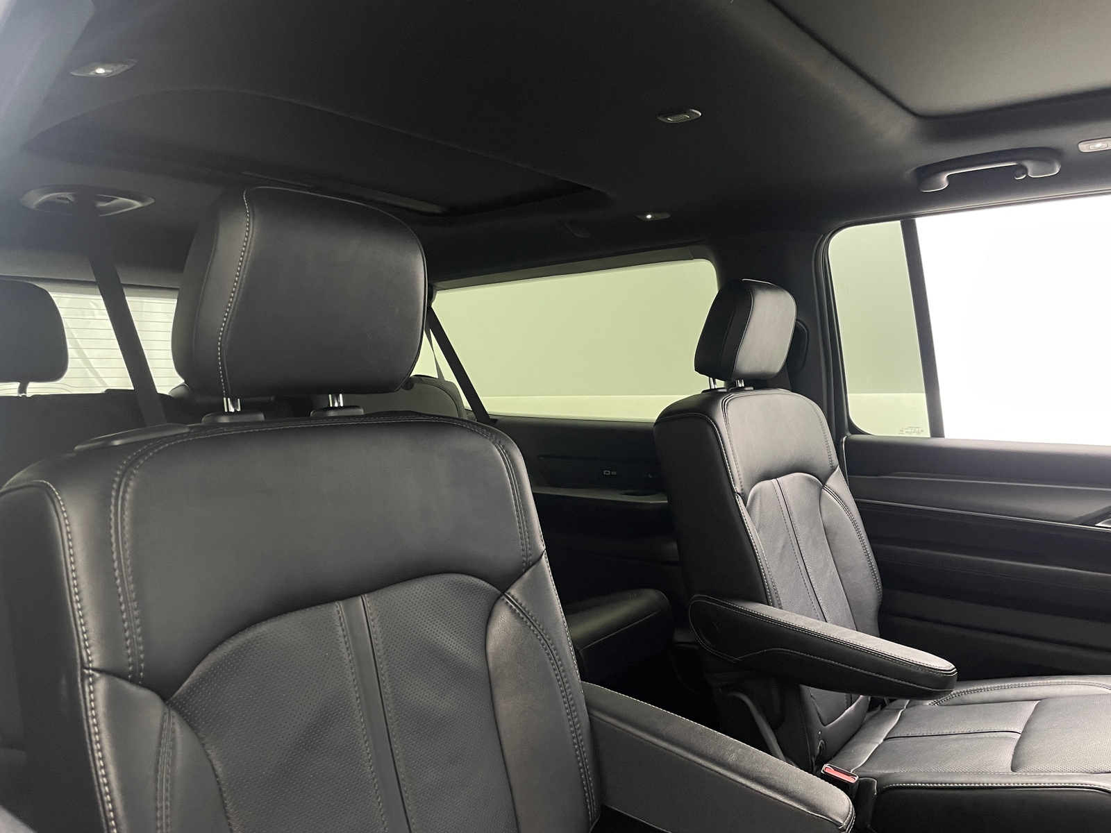 Thumbnail: 2023 Jeep Wagoneer - 5