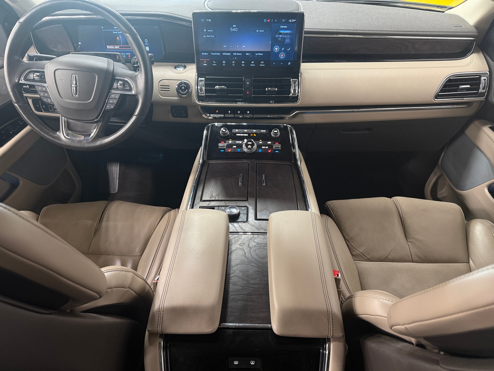 Thumbnail: 2024 Lincoln Navigator L - 2