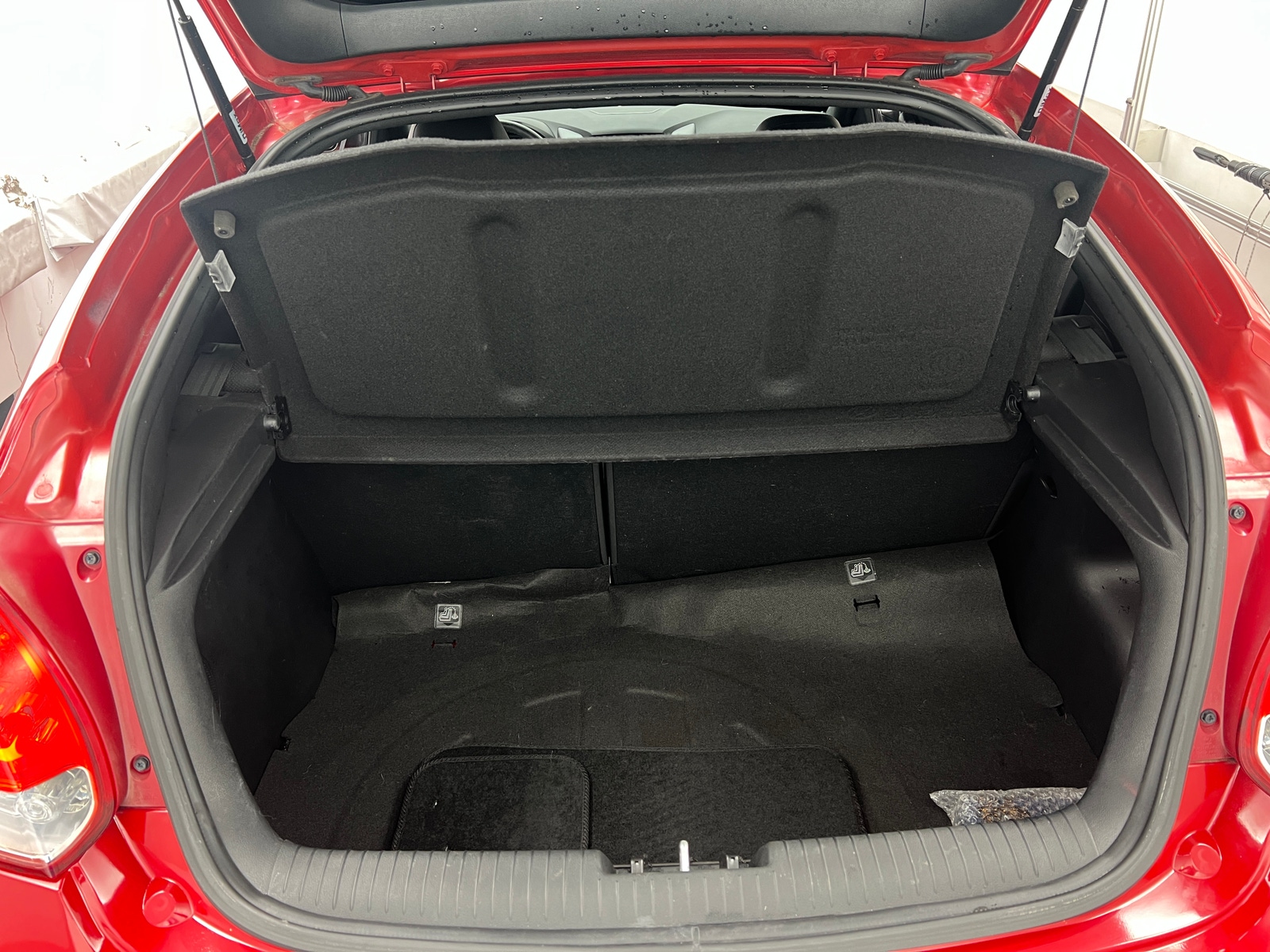 Thumbnail: 2016 Hyundai Veloster - 6