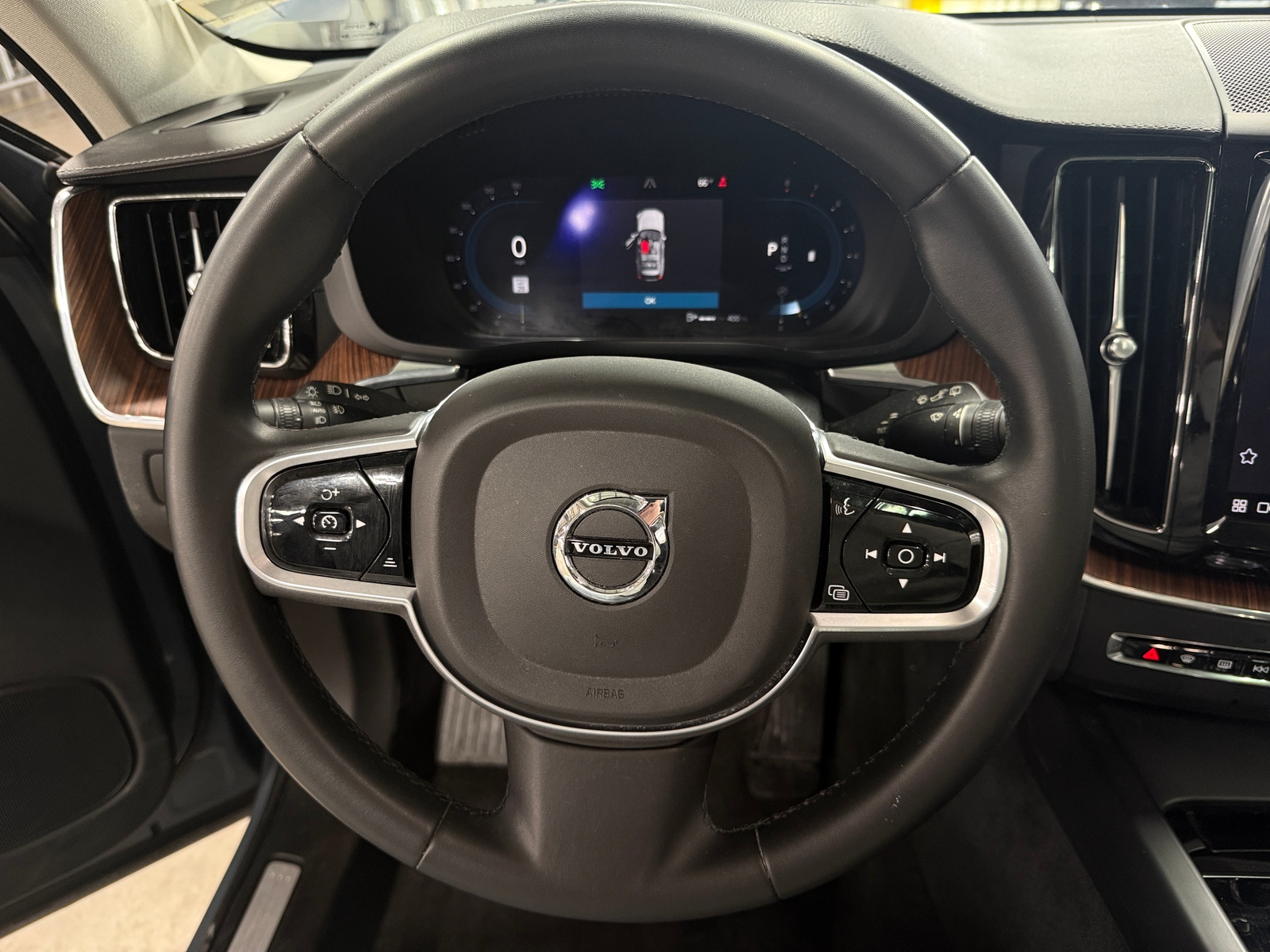 Thumbnail: 2023 Volvo XC60 - 4