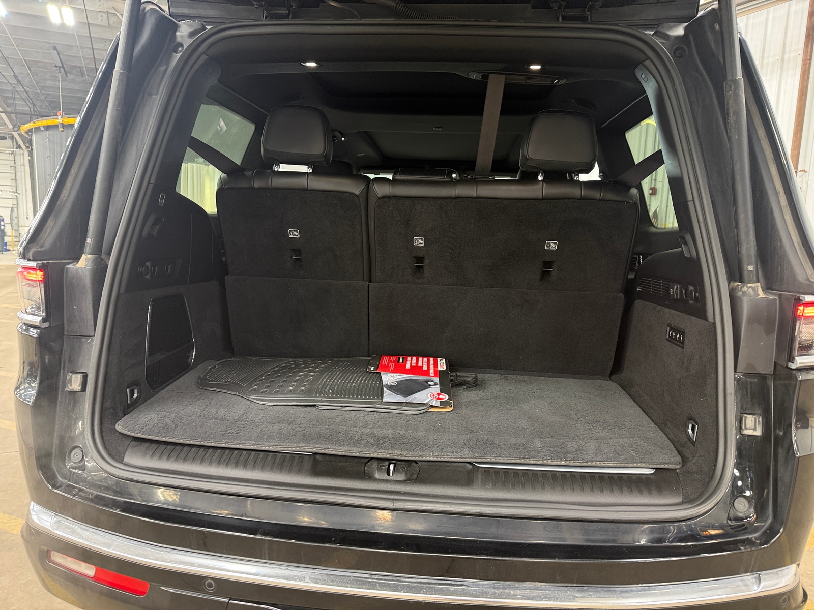 Thumbnail: 2022 Jeep Grand Wagoneer - 6