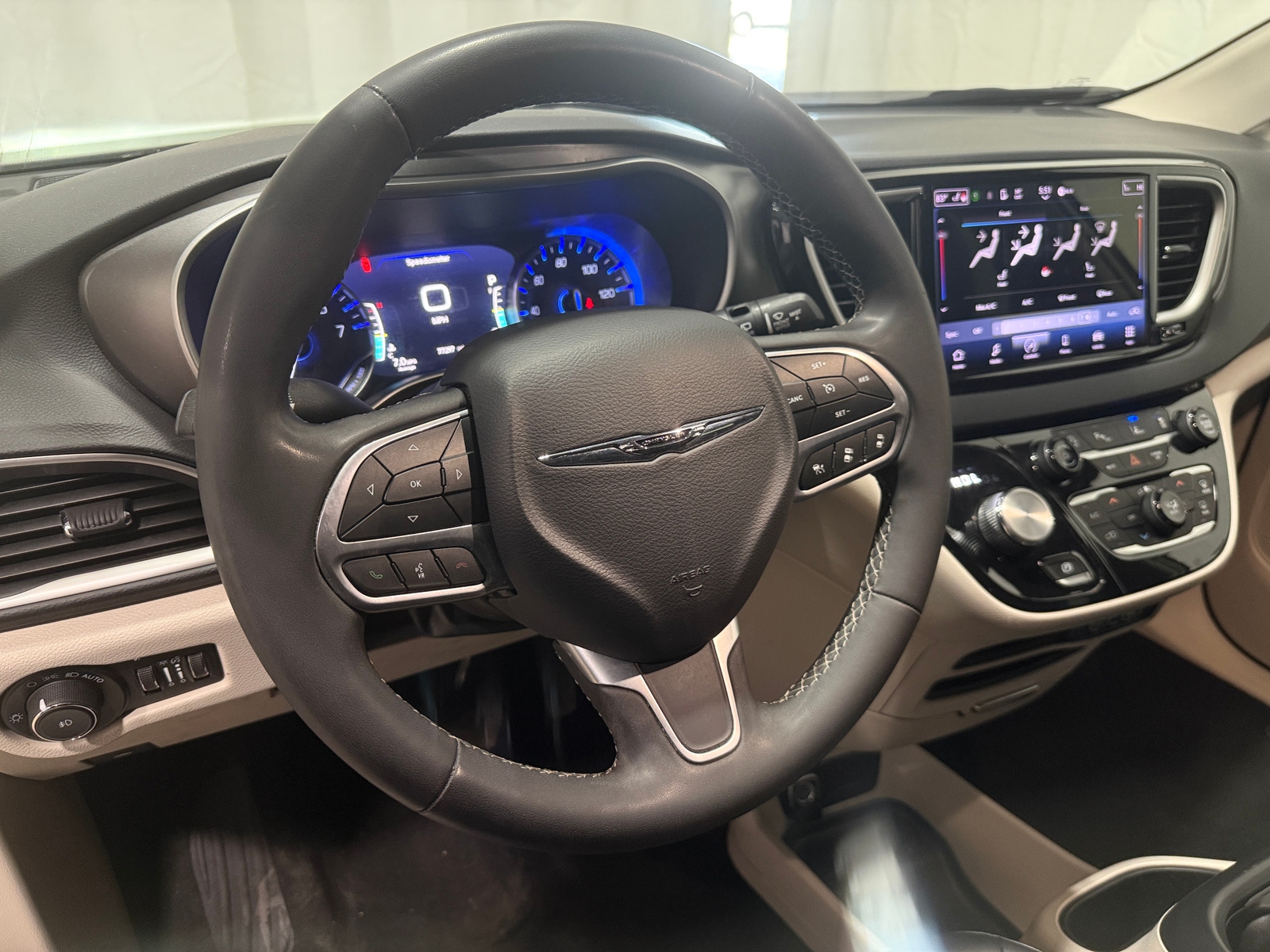 Thumbnail: 2023 Chrysler Pacifica - 4