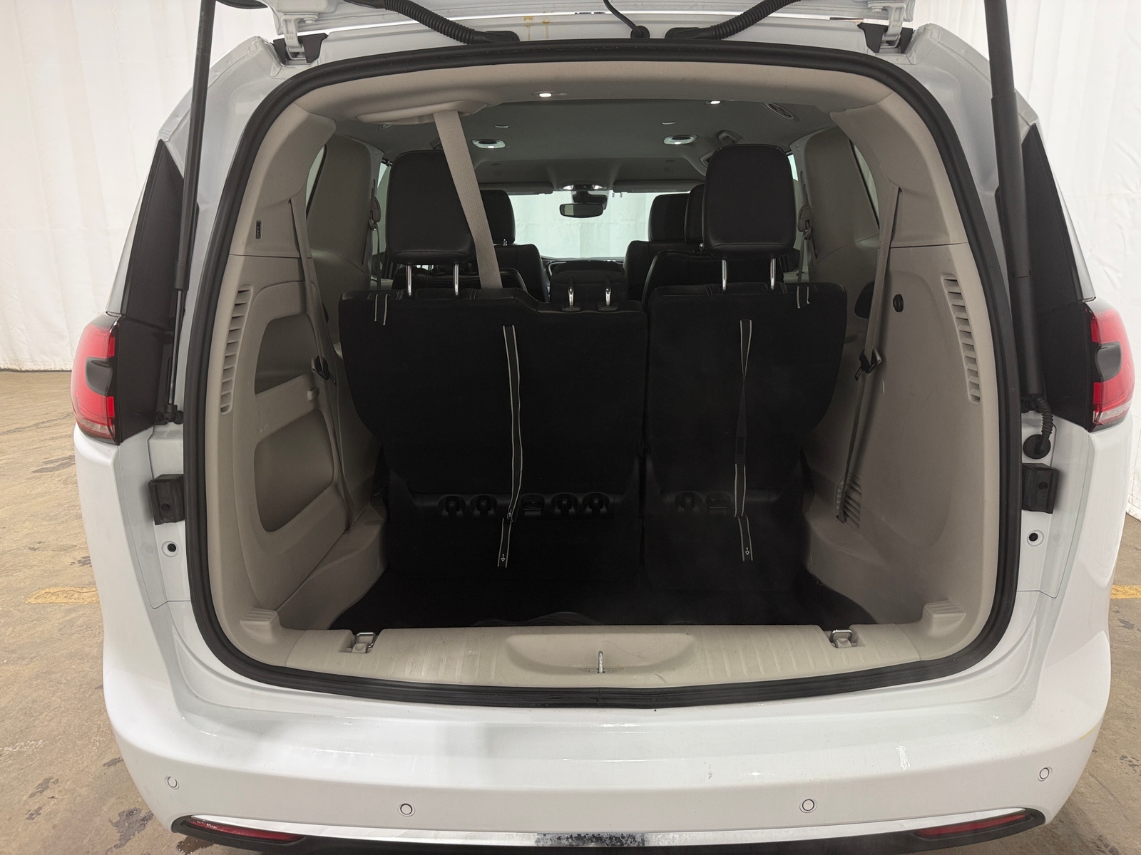 Thumbnail: 2023 Chrysler Pacifica - 6