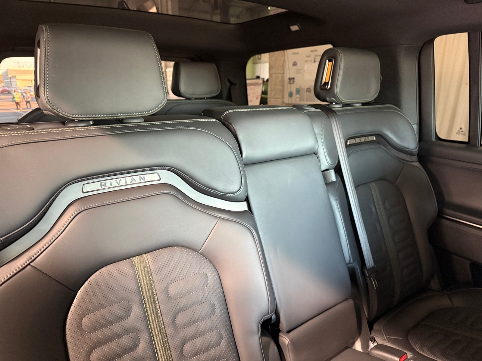 Thumbnail: 2025 Rivian R1S - 5