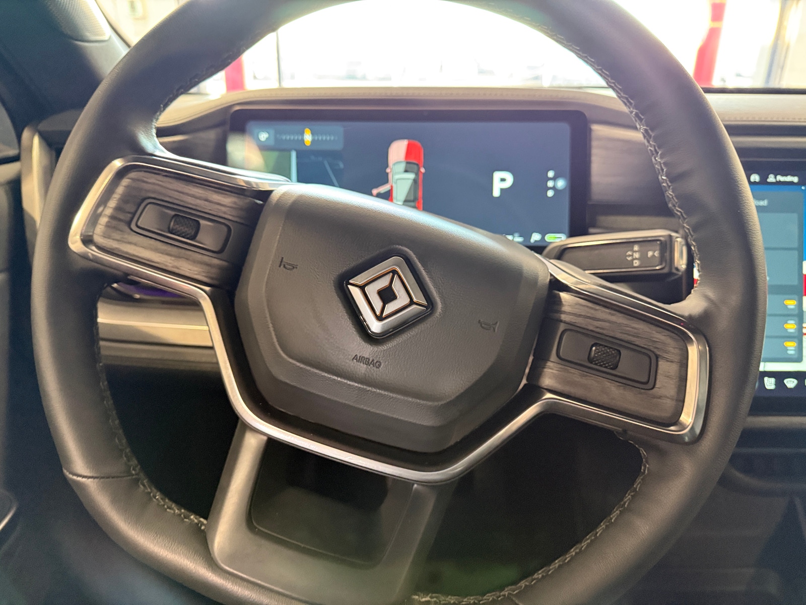 Thumbnail: 2025 Rivian R1S - 4