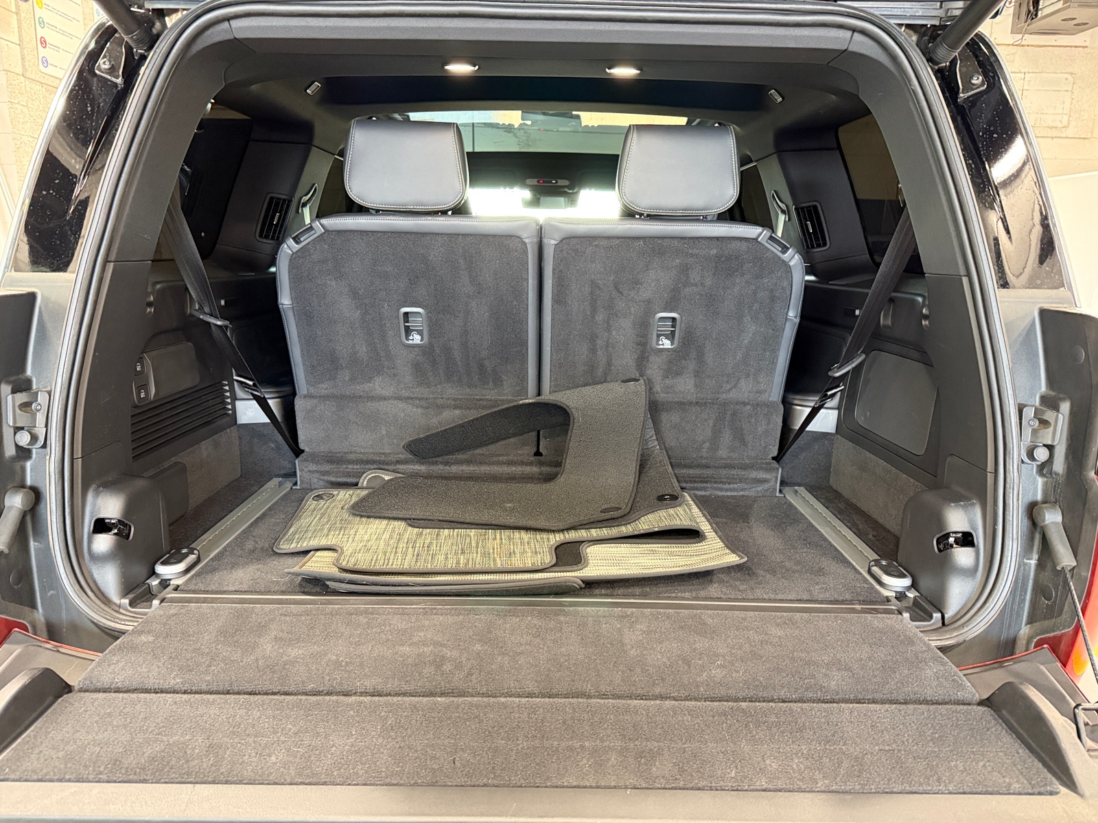 Thumbnail: 2025 Rivian R1S - 6