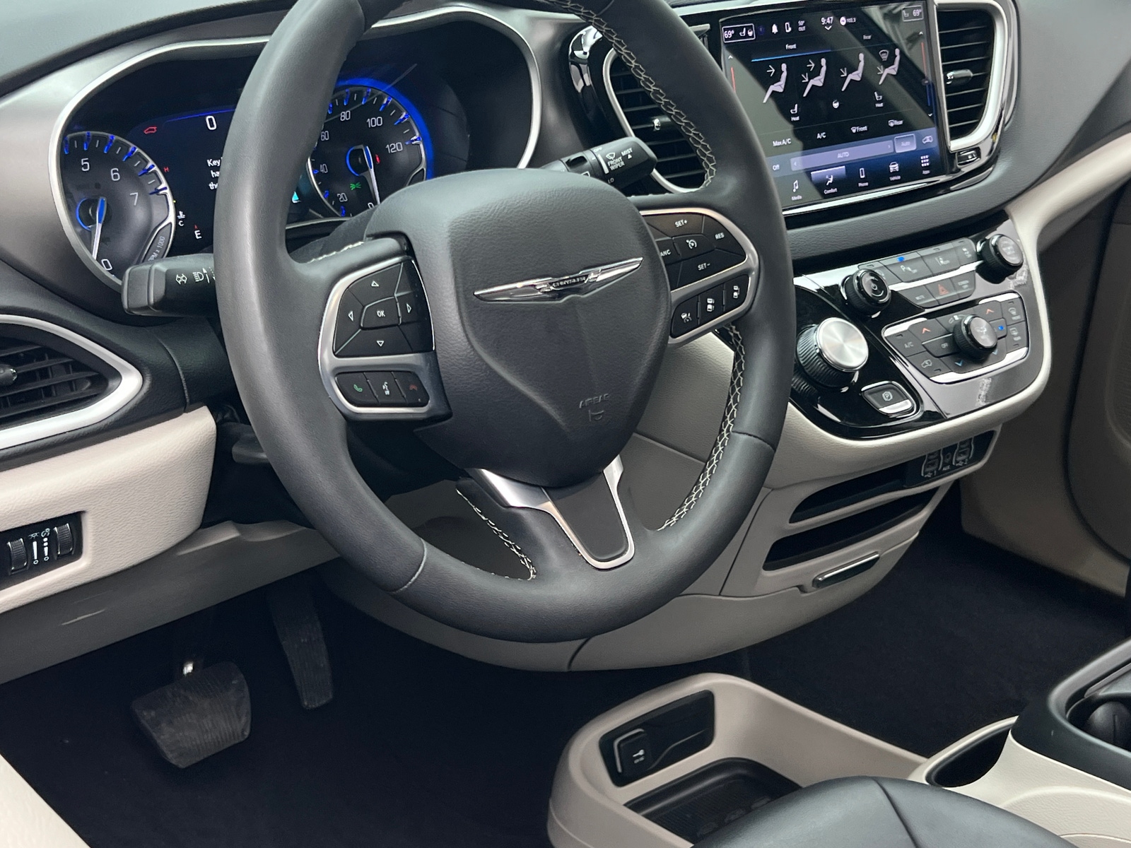 Thumbnail: 2024 Chrysler Pacifica - 4