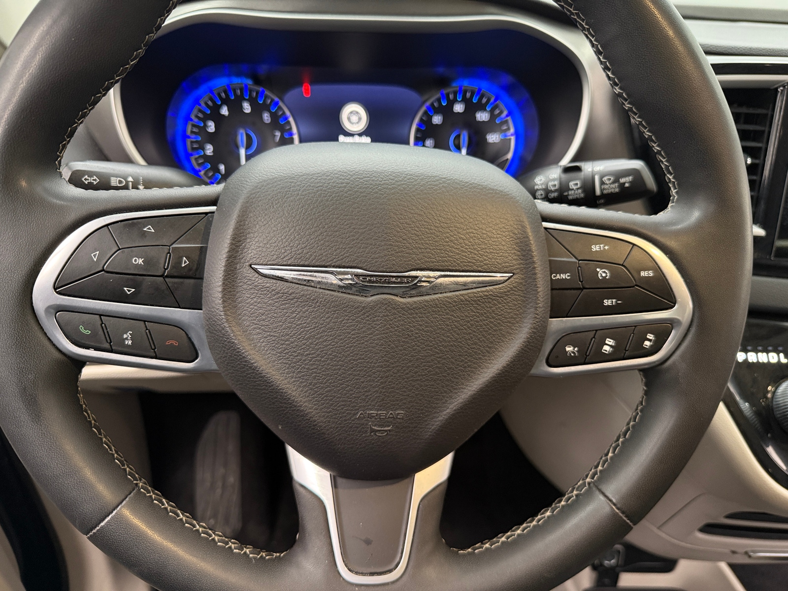 Thumbnail: 2023 Chrysler Pacifica - 4