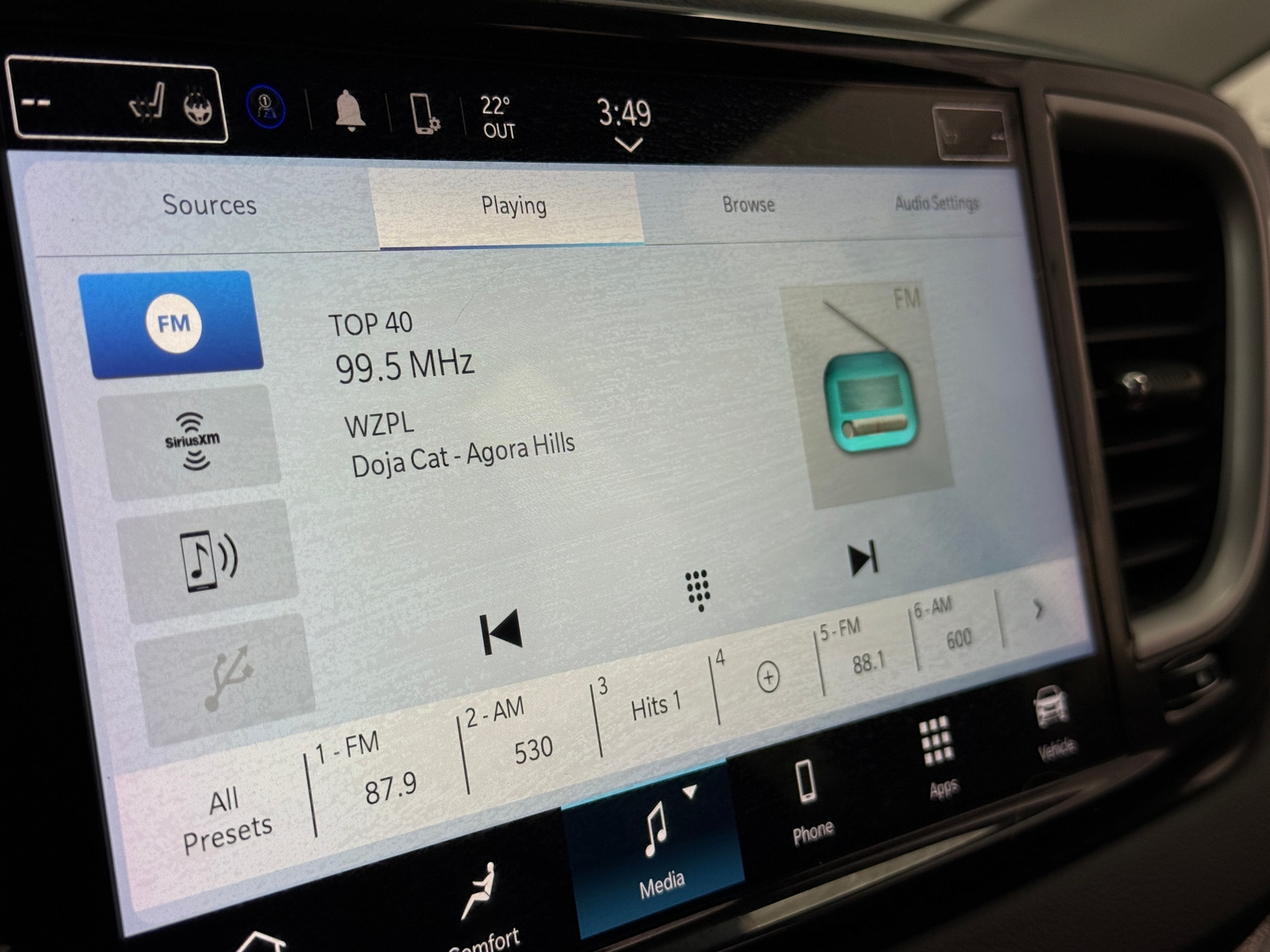 Thumbnail: 2023 Chrysler Pacifica - 3