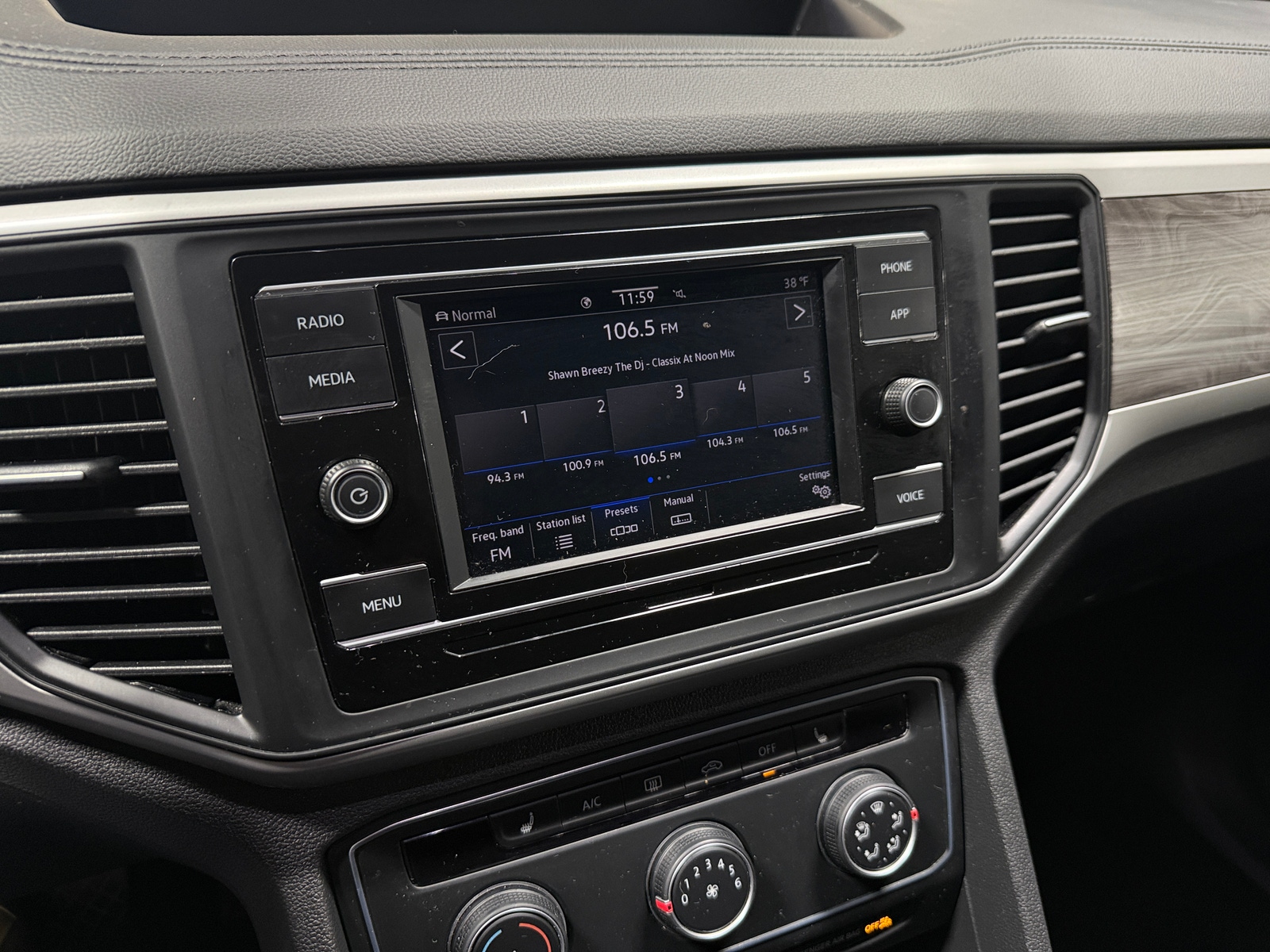 Thumbnail: 2023 Volkswagen Atlas - 3