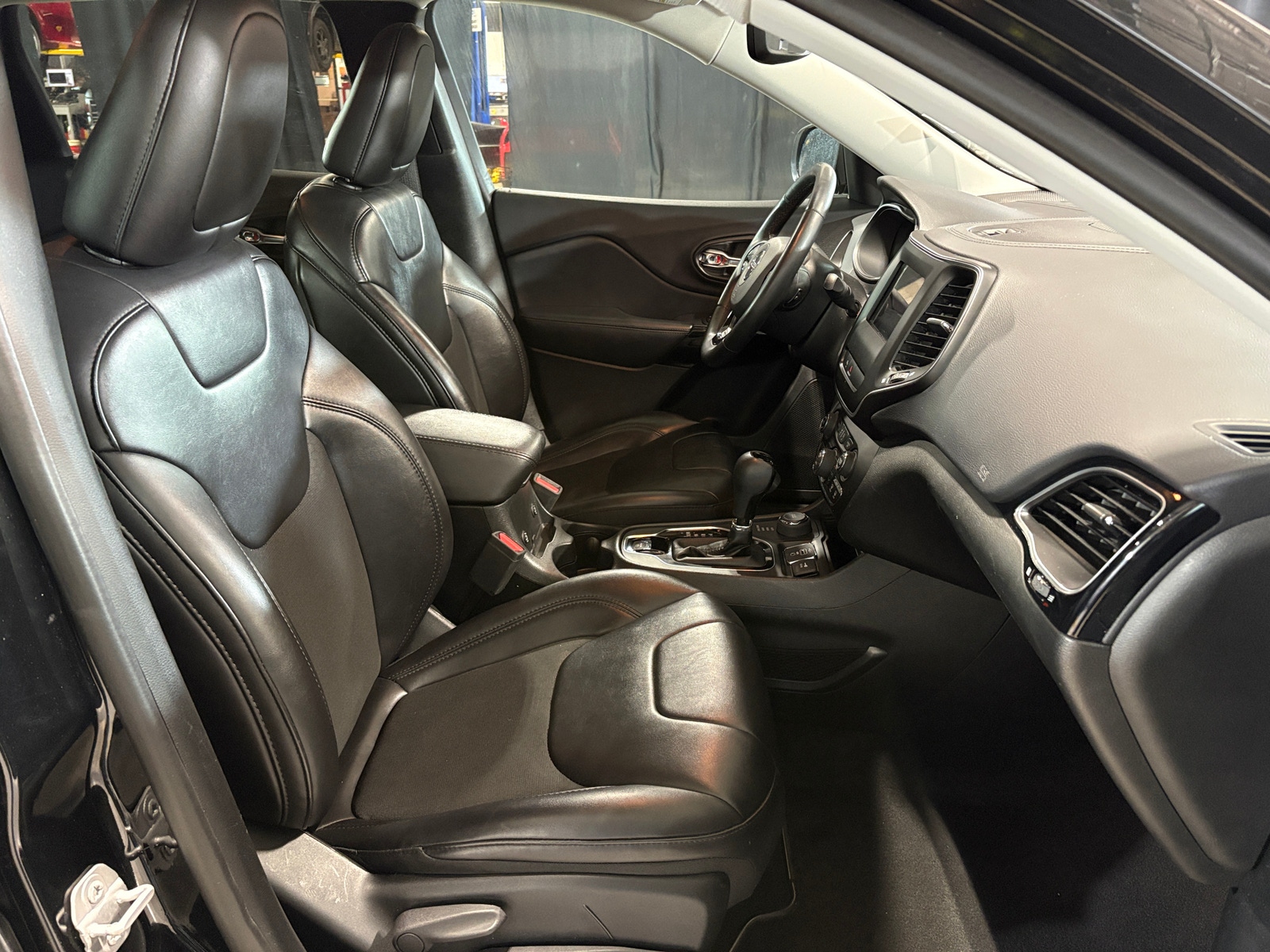 Thumbnail: 2019 Jeep Cherokee - 2