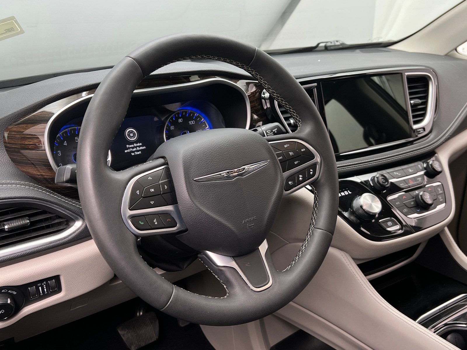 Thumbnail: 2023 Chrysler Pacifica - 4