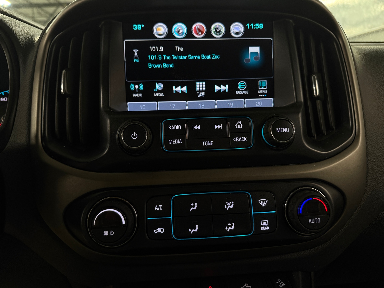 Thumbnail: 2017 Chevrolet Colorado - 3