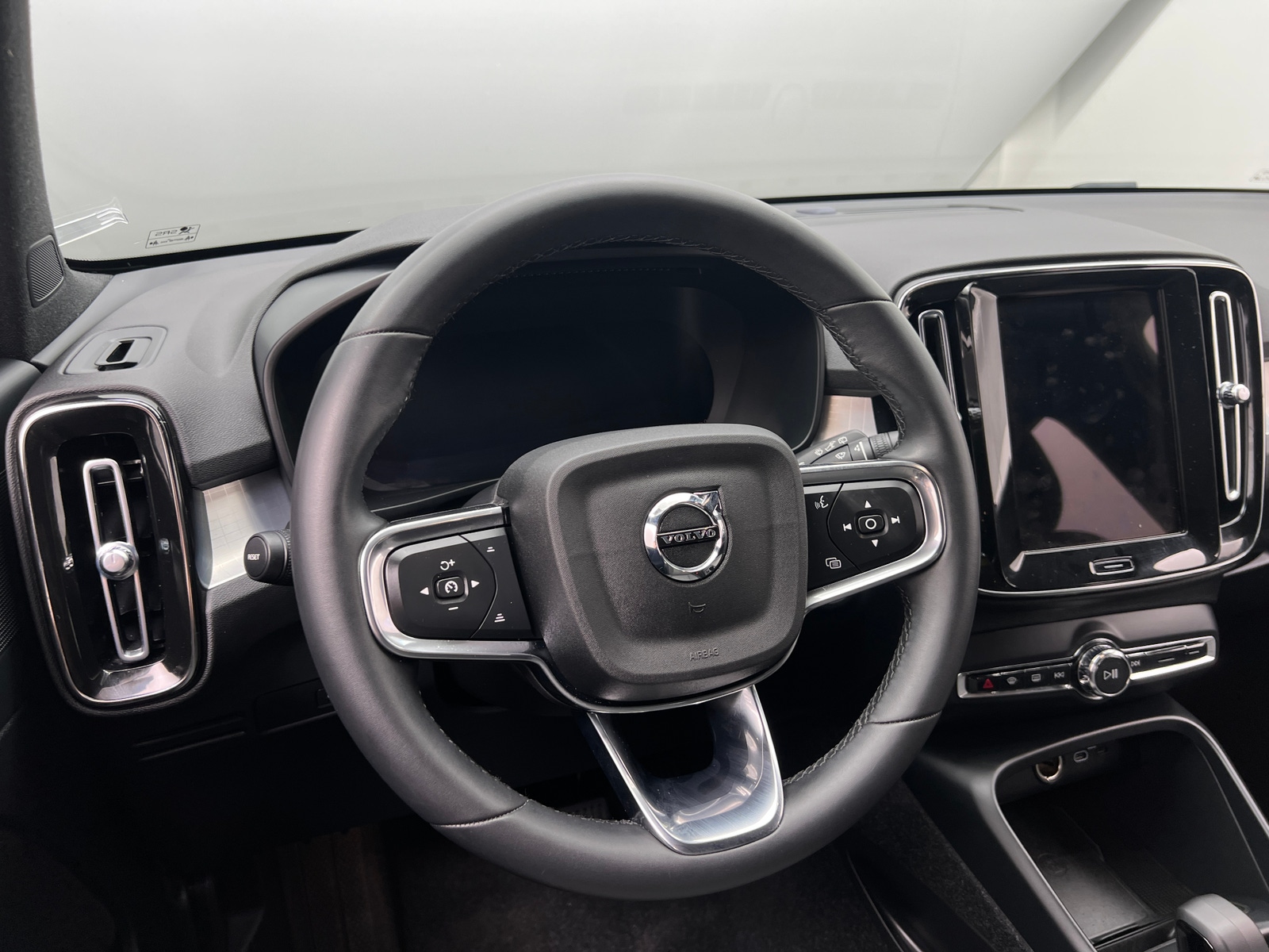 Thumbnail: 2024 Volvo XC40 - 5