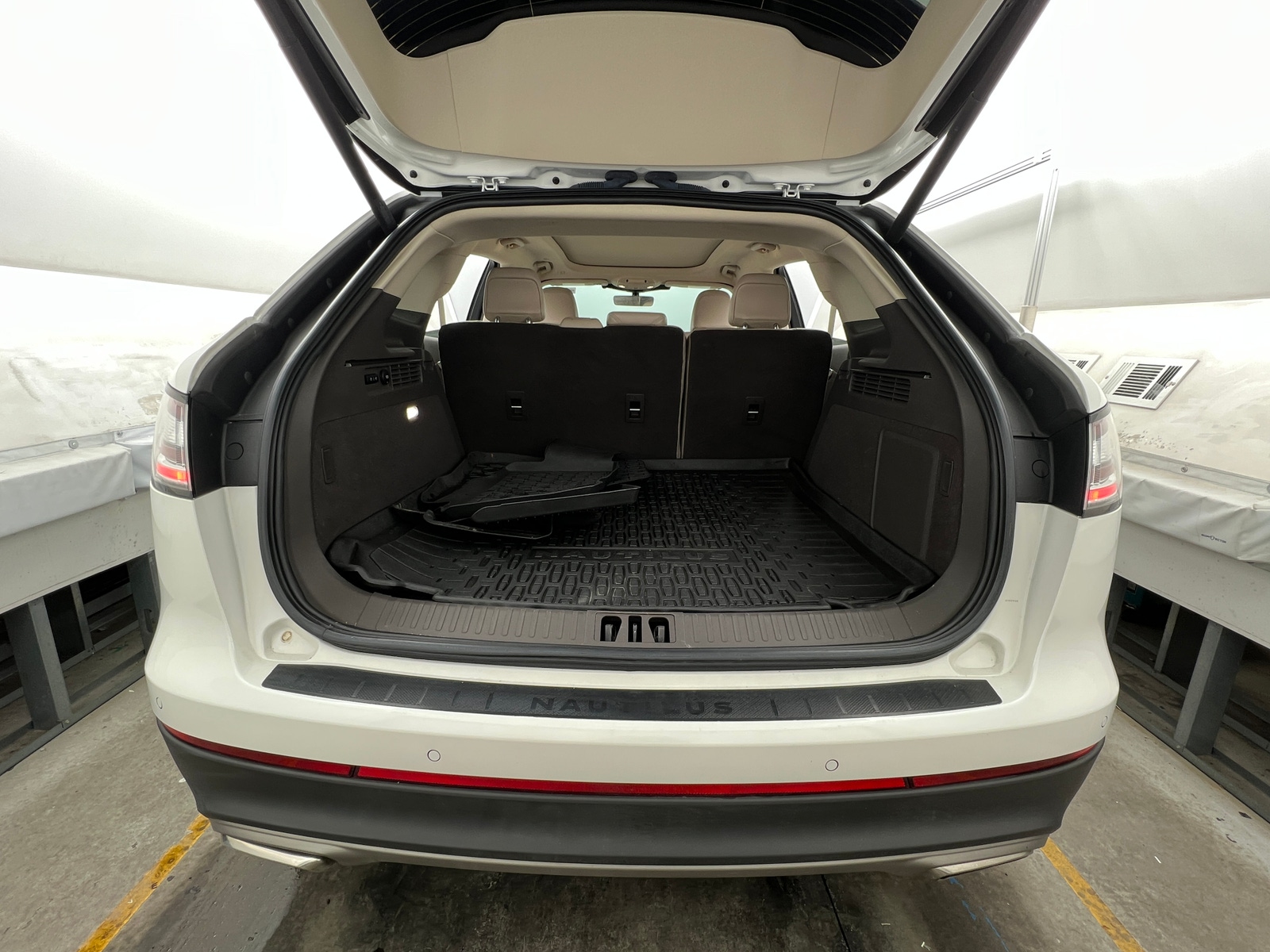 Thumbnail: 2023 Lincoln Nautilus - 6